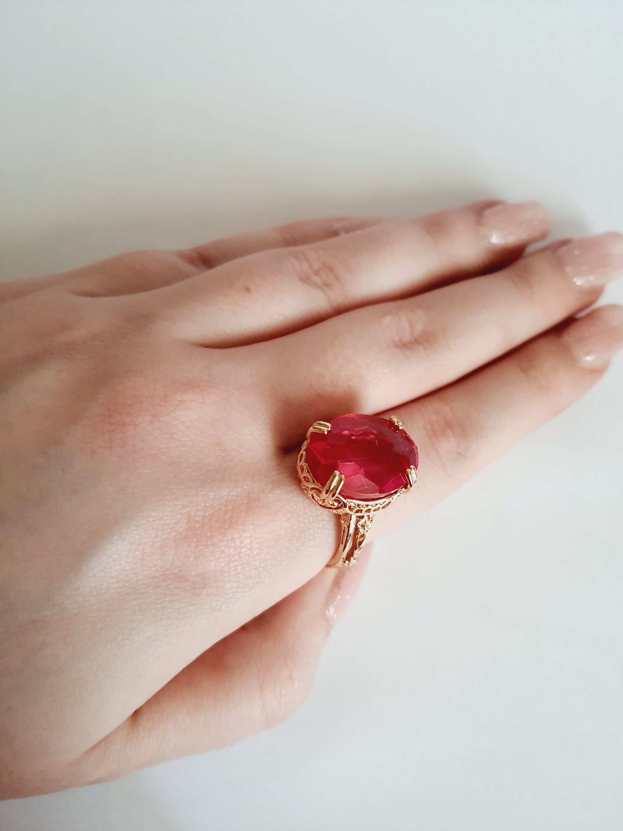 Pierścionek vintage glamour ze stali nierdzewnej, złocony, z dużym syntetycznym rubinowym kamieniem w szlifie fasetowanym, rozmiar 20 mm, RougeBizu.