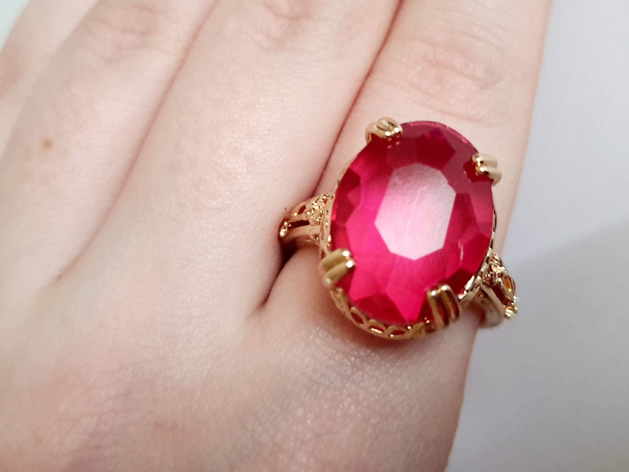 Pierścionek vintage glamour ze stali nierdzewnej, złocony, z dużym syntetycznym rubinowym kamieniem w szlifie fasetowanym, rozmiar 20 mm, RougeBizu.