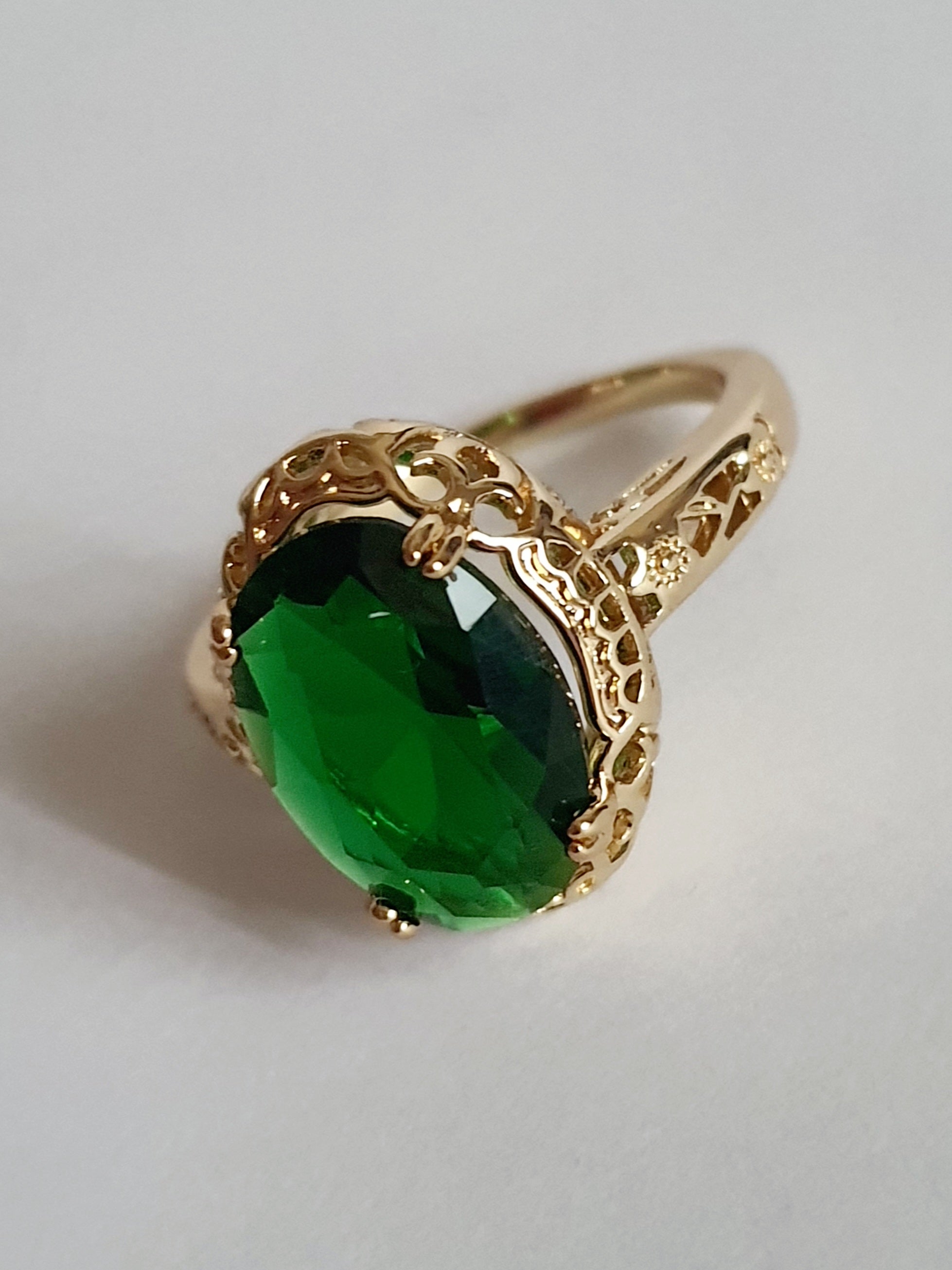 Pierścionek vintage glamour ze stali nierdzewnej, złocony, z dużym syntetycznym szmaragdowym kamieniem w szlifie fasetowanym, rozmiar 19 mm, RougeBizu.