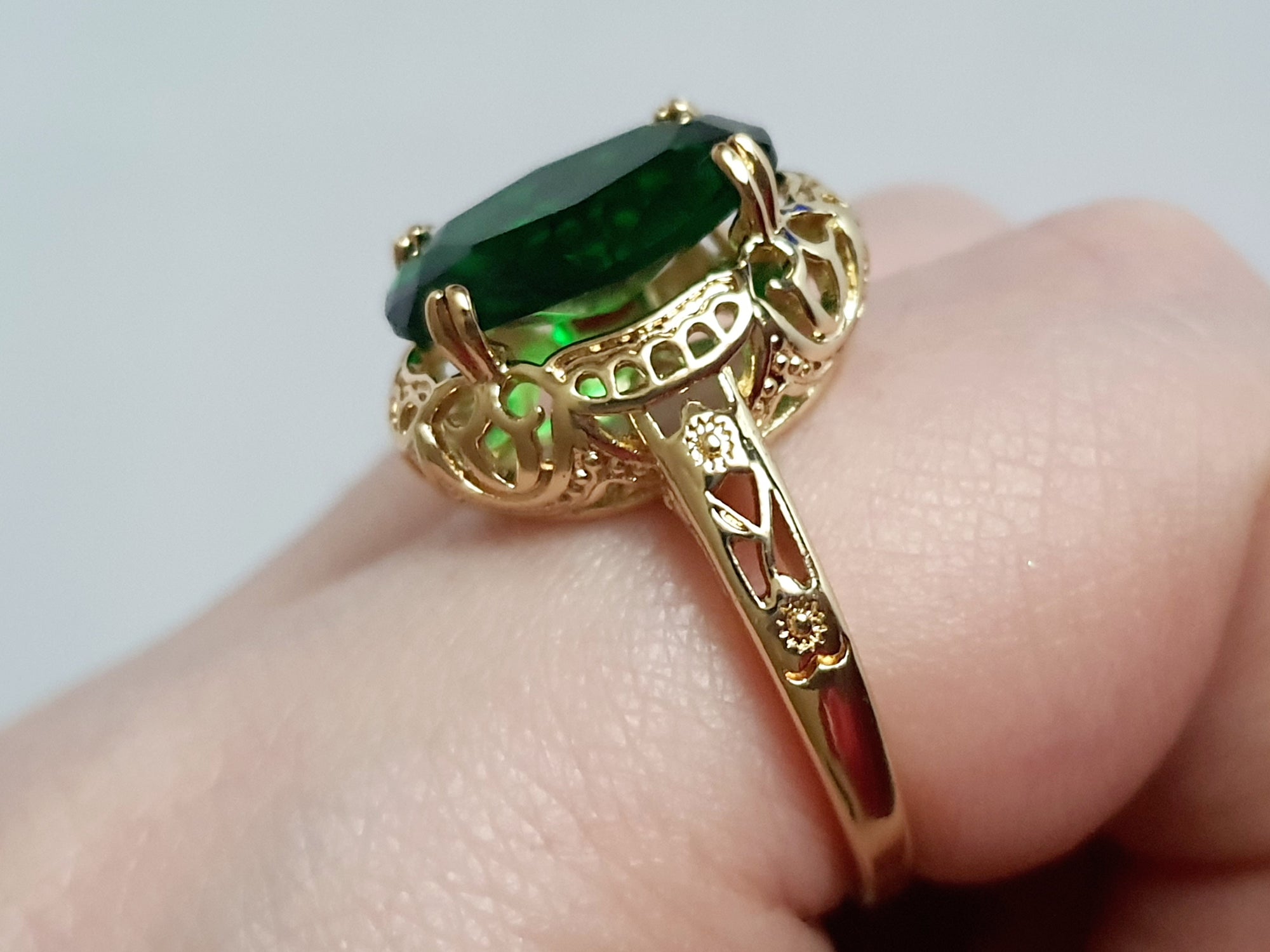 Pierścionek vintage glamour ze stali nierdzewnej, złocony, z dużym syntetycznym szmaragdowym kamieniem w szlifie fasetowanym, rozmiar 19 mm, RougeBizu.