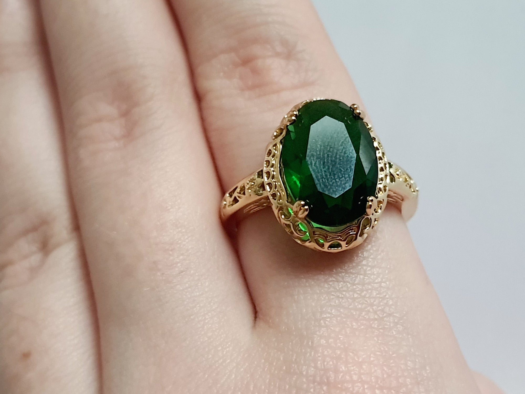 Pierścionek vintage glamour ze stali nierdzewnej, złocony, z dużym syntetycznym szmaragdowym kamieniem w szlifie fasetowanym, rozmiar 19 mm, RougeBizu.