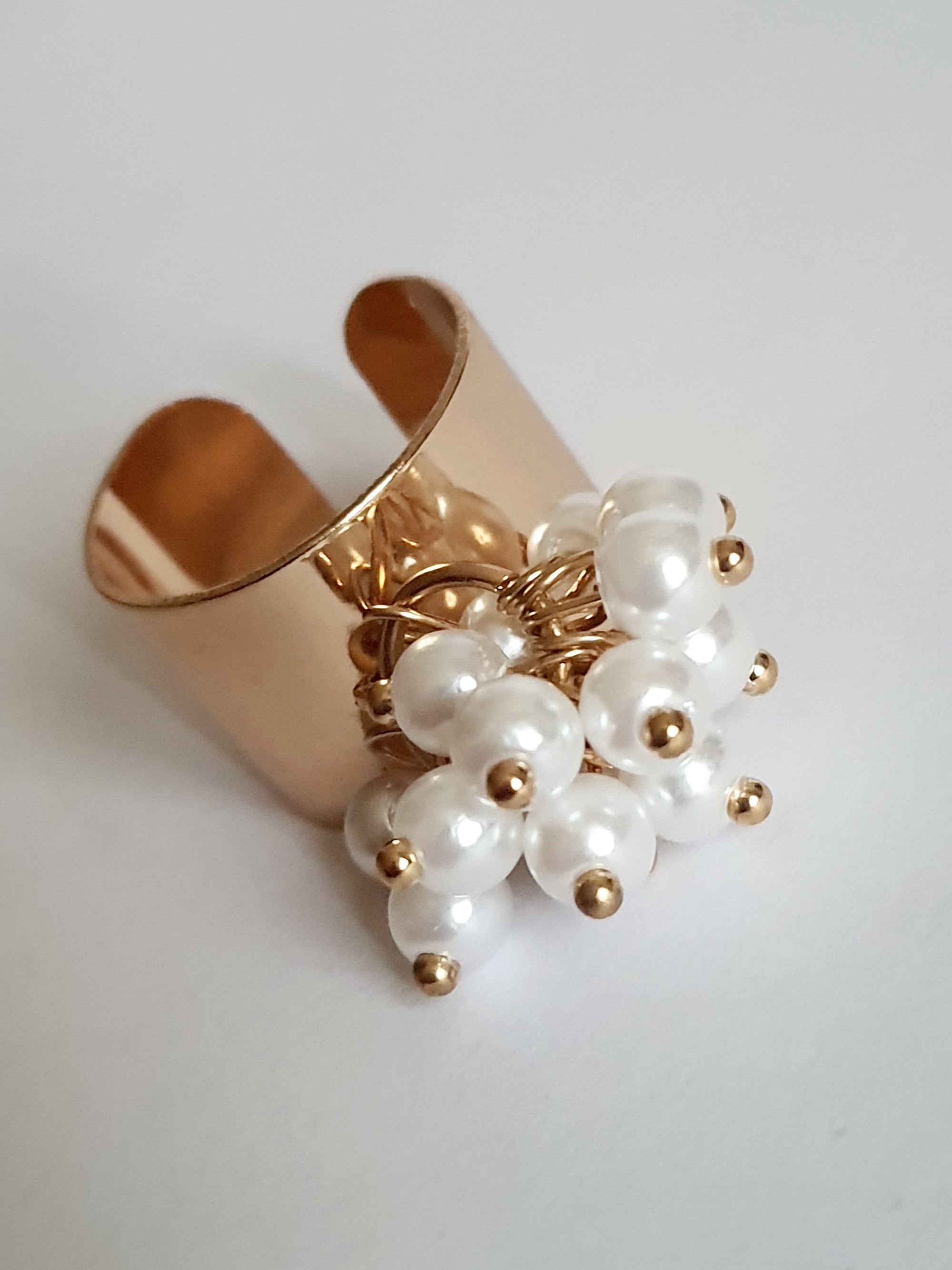 Pierścionek glamour ze stali nierdzewnej, złocony, szeroki regulowany, ozdobiony bukietem białych syntetycznych perełek, rozmiar 19 mm, RougeBizu.