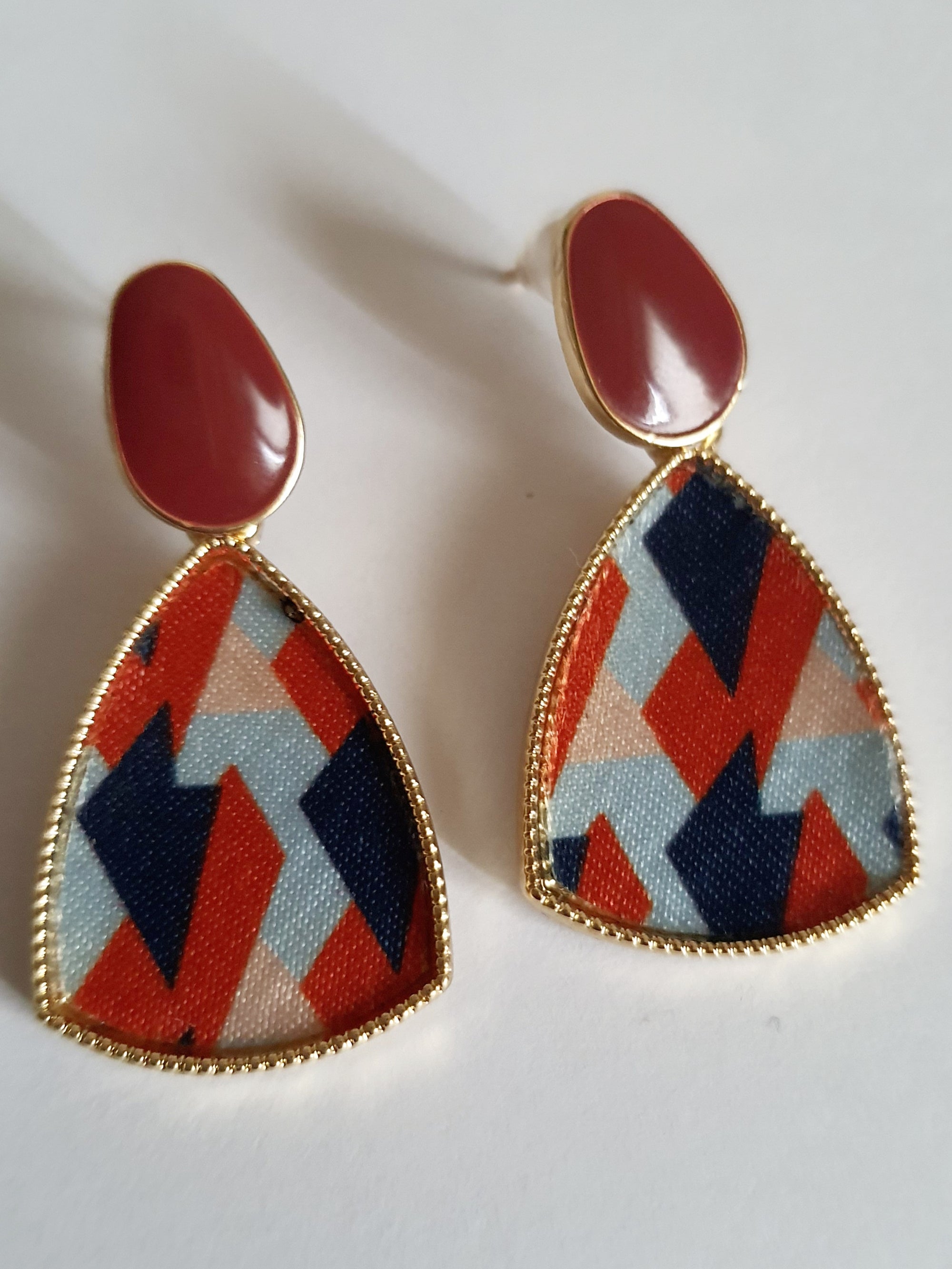 Kolczyki geometryczne boho glamour ze stali nierdzewnej, złocone, z kolorowym wzorem w czerwieni, granacie i błękicie, długość 4 cm, RougeBizu.