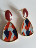 Kolczyki geometryczne boho glamour ze stali nierdzewnej, złocone, z kolorowym wzorem w czerwieni, granacie i błękicie, długość 4 cm, RougeBizu.