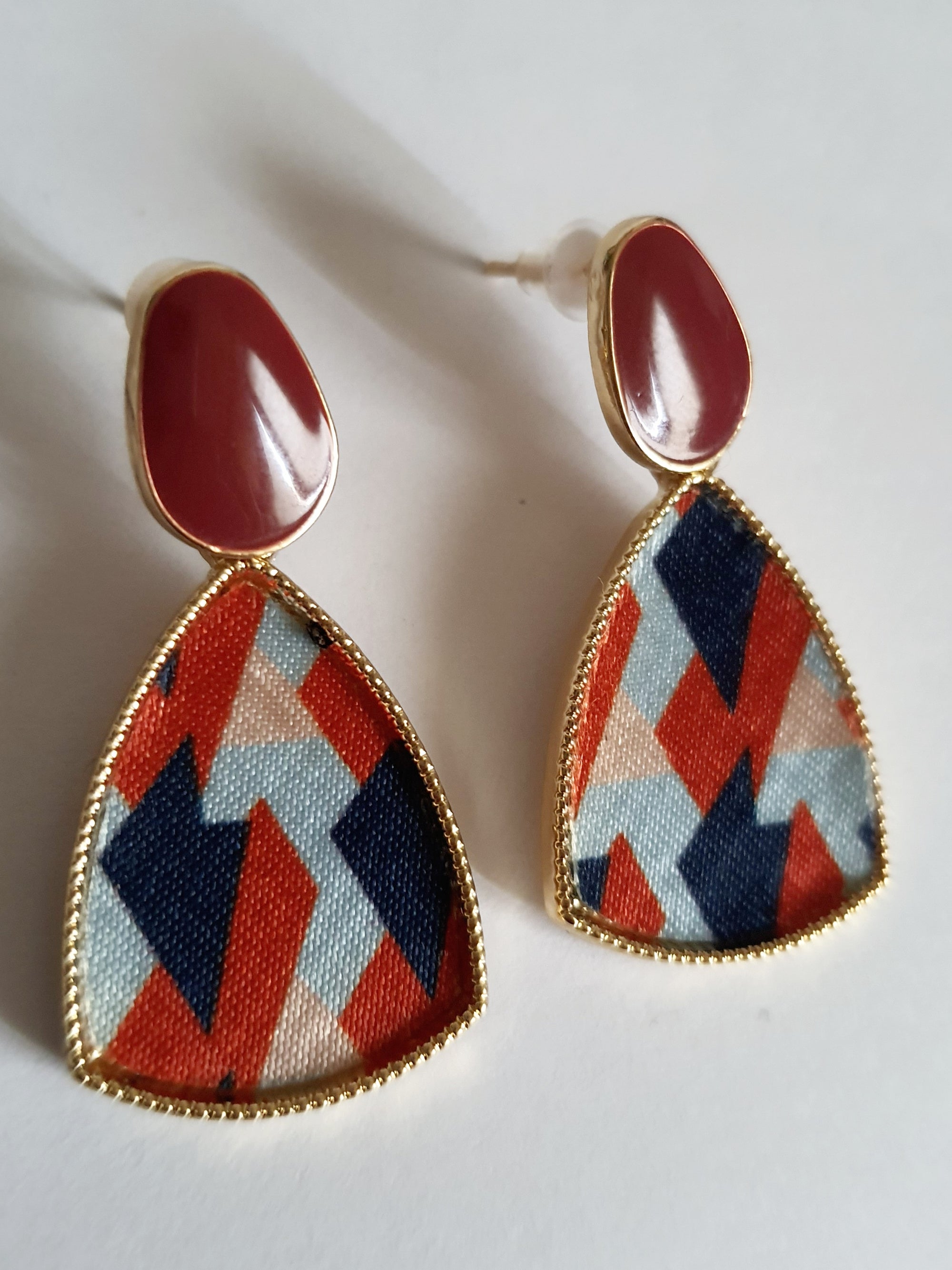 Kolczyki geometryczne boho glamour ze stali nierdzewnej, złocone, z kolorowym wzorem w czerwieni, granacie i błękicie, długość 4 cm, RougeBizu.