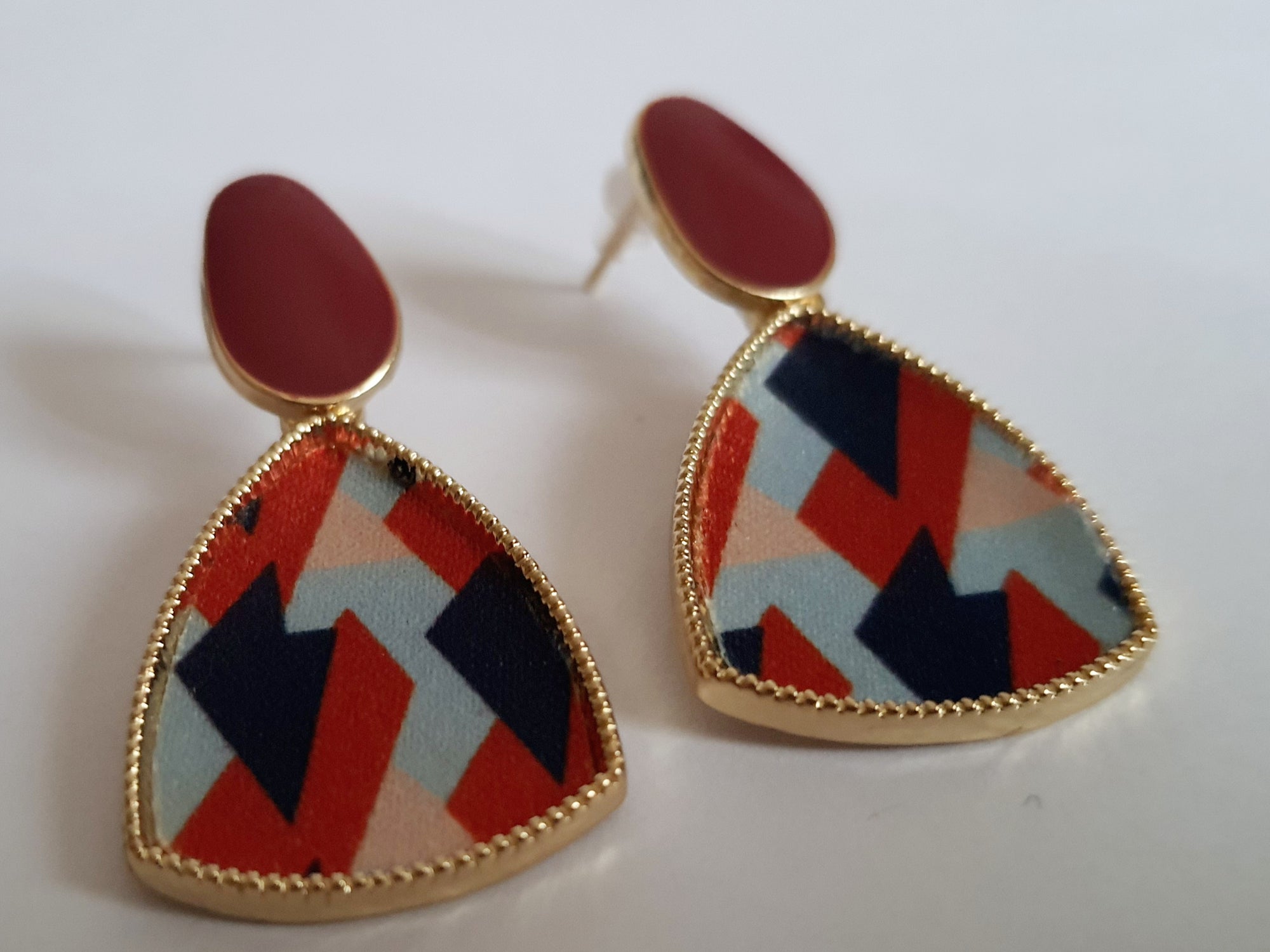 Kolczyki geometryczne boho glamour ze stali nierdzewnej, złocone, z kolorowym wzorem w czerwieni, granacie i błękicie, długość 4 cm, RougeBizu.