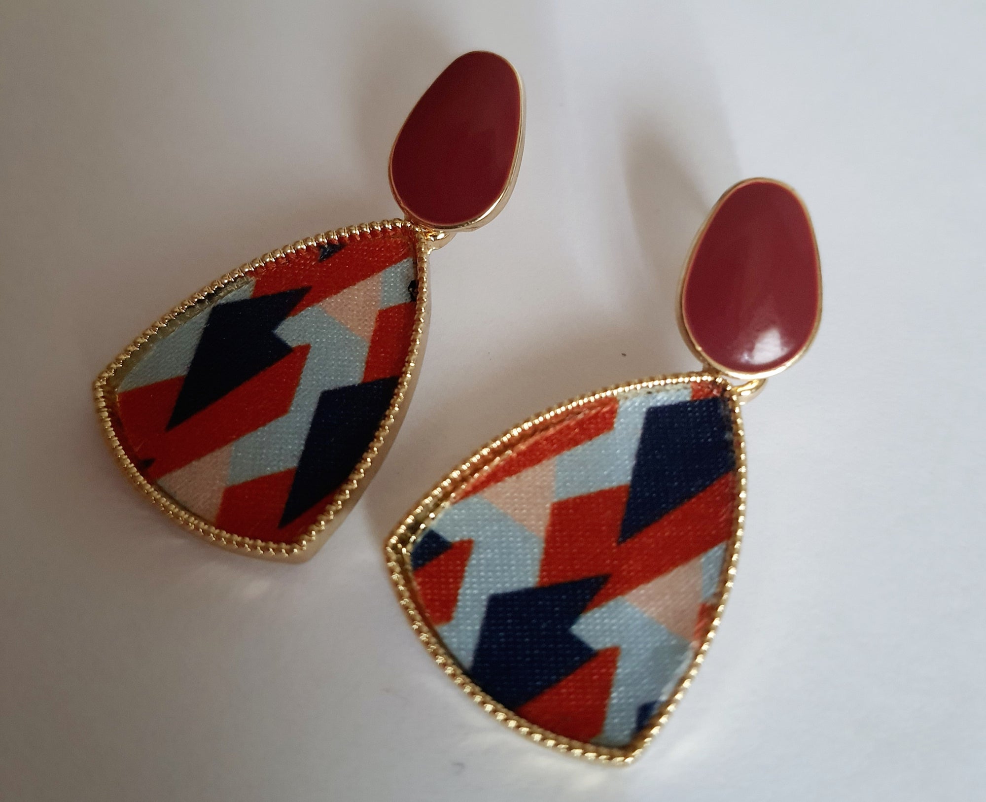 Kolczyki geometryczne boho glamour ze stali nierdzewnej, złocone, z kolorowym wzorem w czerwieni, granacie i błękicie, długość 4 cm, RougeBizu.