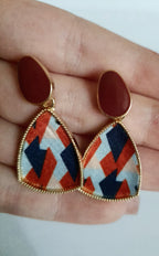 Kolczyki geometryczne boho glamour ze stali nierdzewnej, złocone, z kolorowym wzorem w czerwieni, granacie i błękicie, długość 4 cm, RougeBizu.