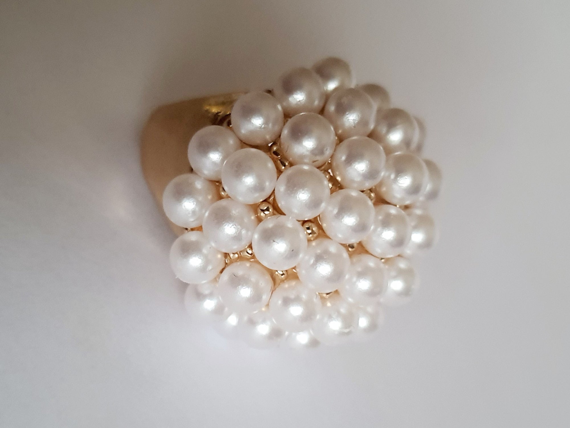 Pierścionek glamour ze stali nierdzewnej, złocony, zdobiony syntetycznymi białymi perełkami ułożonymi w kształt kwiatu, rozmiar 17 mm, RougeBizu.