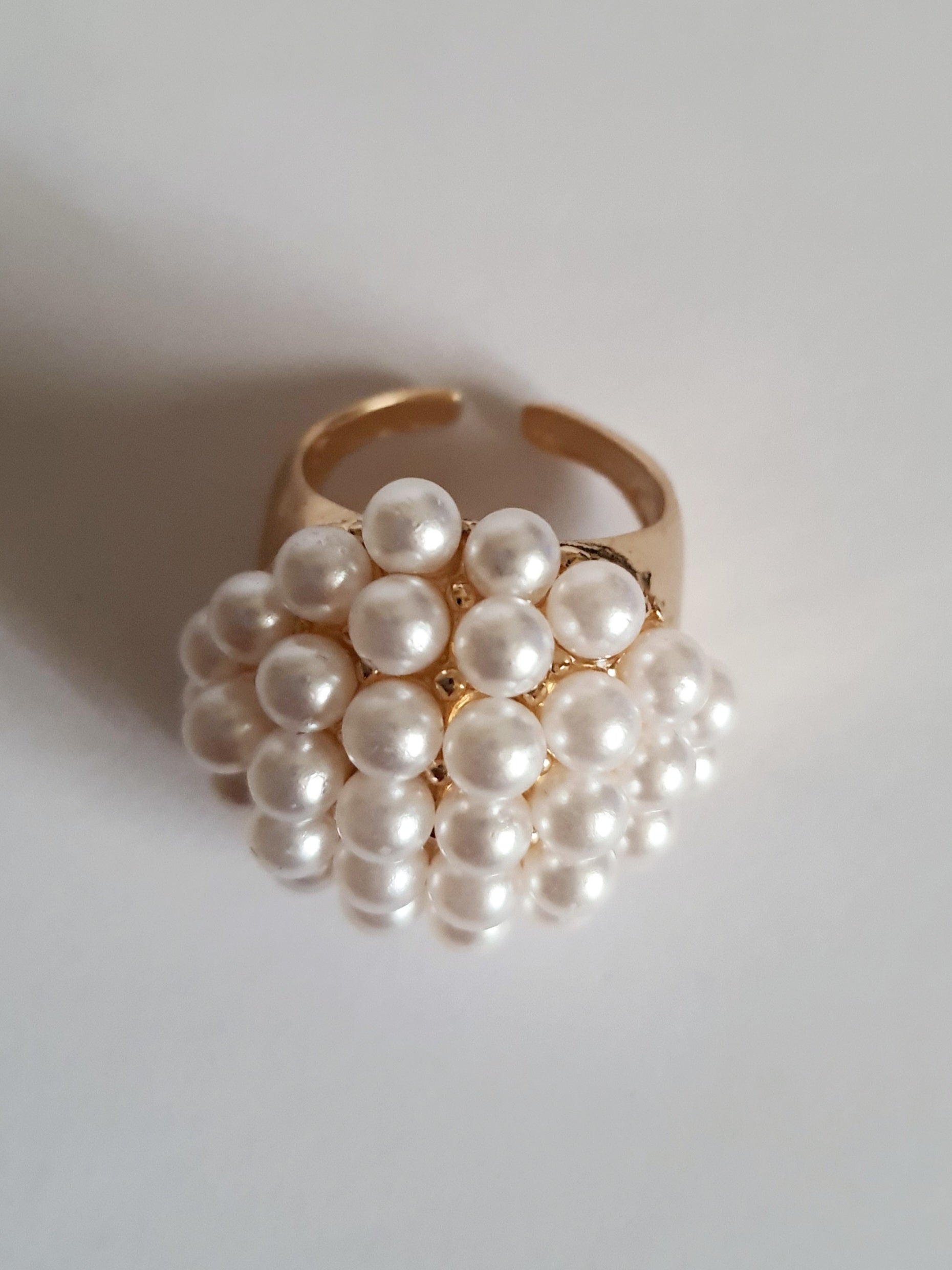 Pierścionek glamour ze stali nierdzewnej, złocony, zdobiony syntetycznymi białymi perełkami ułożonymi w kształt kwiatu, rozmiar 17 mm, RougeBizu.