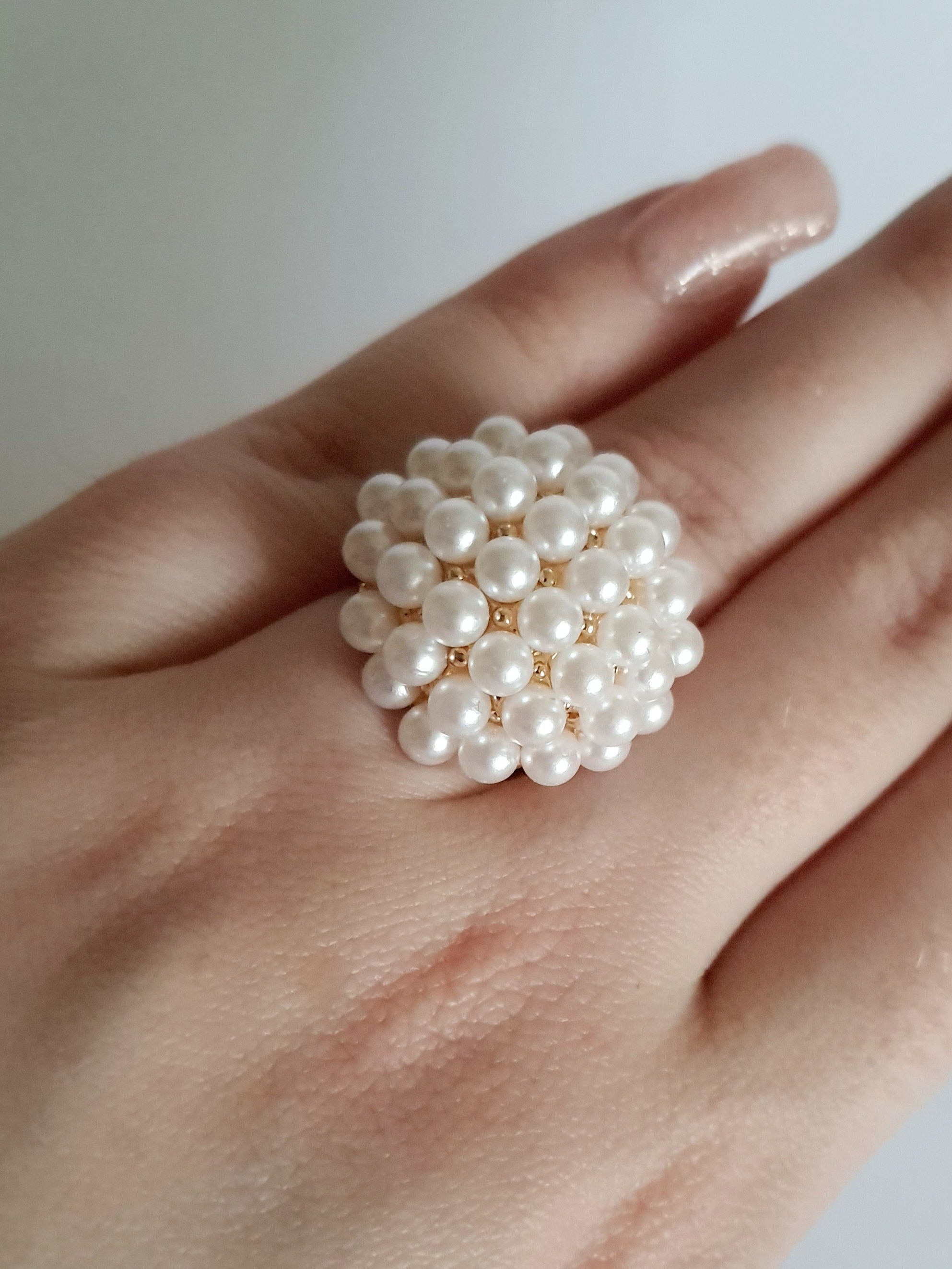 Pierścionek glamour ze stali nierdzewnej, złocony, zdobiony syntetycznymi białymi perełkami ułożonymi w kształt kwiatu, rozmiar 17 mm, RougeBizu.