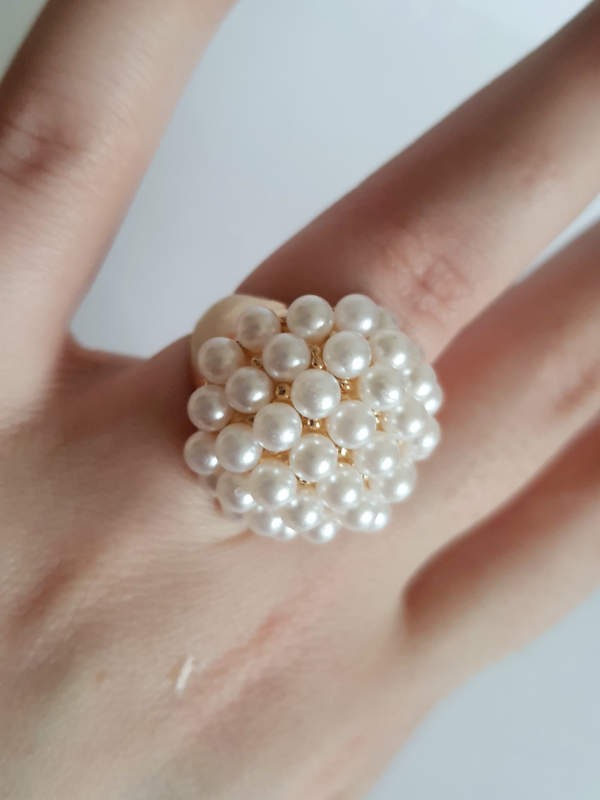 Pierścionek glamour ze stali nierdzewnej, złocony, zdobiony syntetycznymi białymi perełkami ułożonymi w kształt kwiatu, rozmiar 17 mm, RougeBizu.