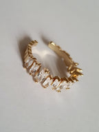 Pierścionek glamour ze stali nierdzewnej, złocony, regulowany, zdobiony rzędem prostokątnych cyrkonii w szlifie fasetowanym, rozmiar 19 mm, RougeBizu.