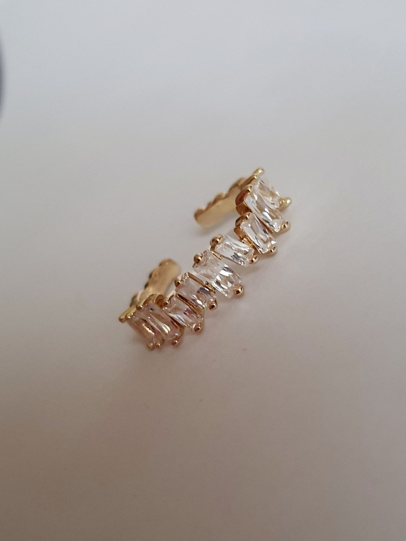 Pierścionek glamour ze stali nierdzewnej, złocony, regulowany, zdobiony rzędem prostokątnych cyrkonii w szlifie fasetowanym, rozmiar 19 mm, RougeBizu.