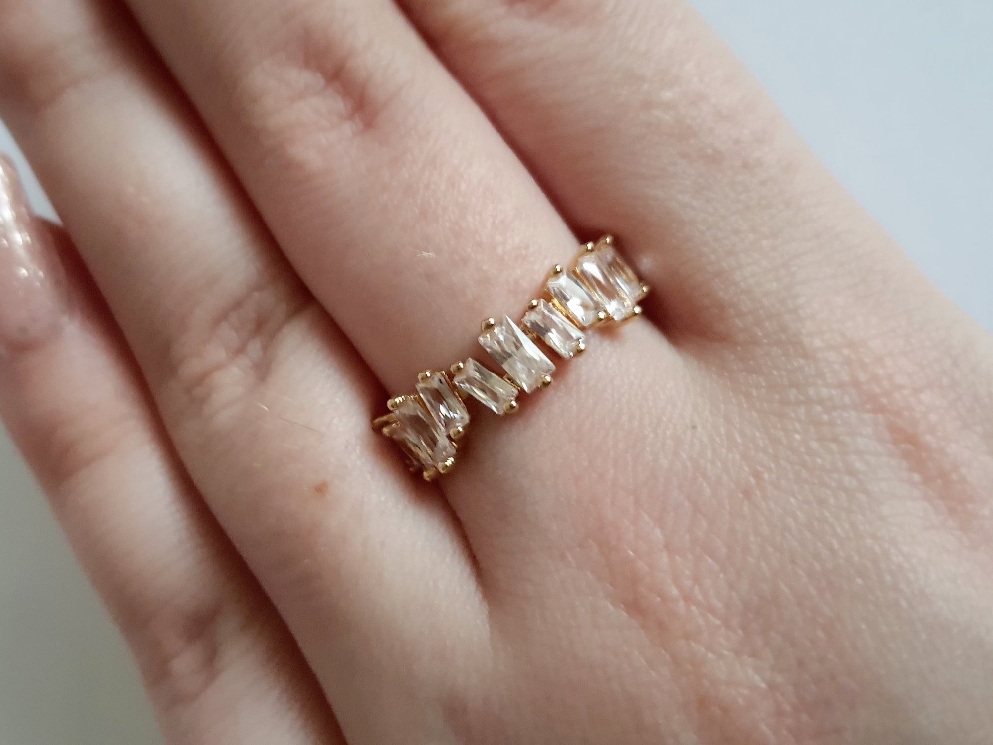 Pierścionek glamour ze stali nierdzewnej, złocony, regulowany, zdobiony rzędem prostokątnych cyrkonii w szlifie fasetowanym, rozmiar 19 mm, RougeBizu.