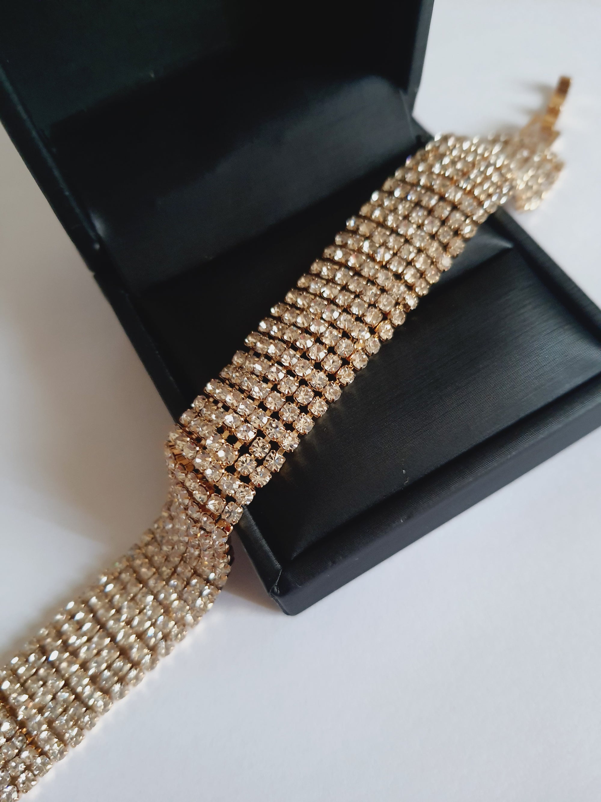 Szeroka bransoletka glamour ze stali nierdzewnej, złocona, w całości wysadzana rzędami cyrkonii, długość 19 cm, RougeBizu.