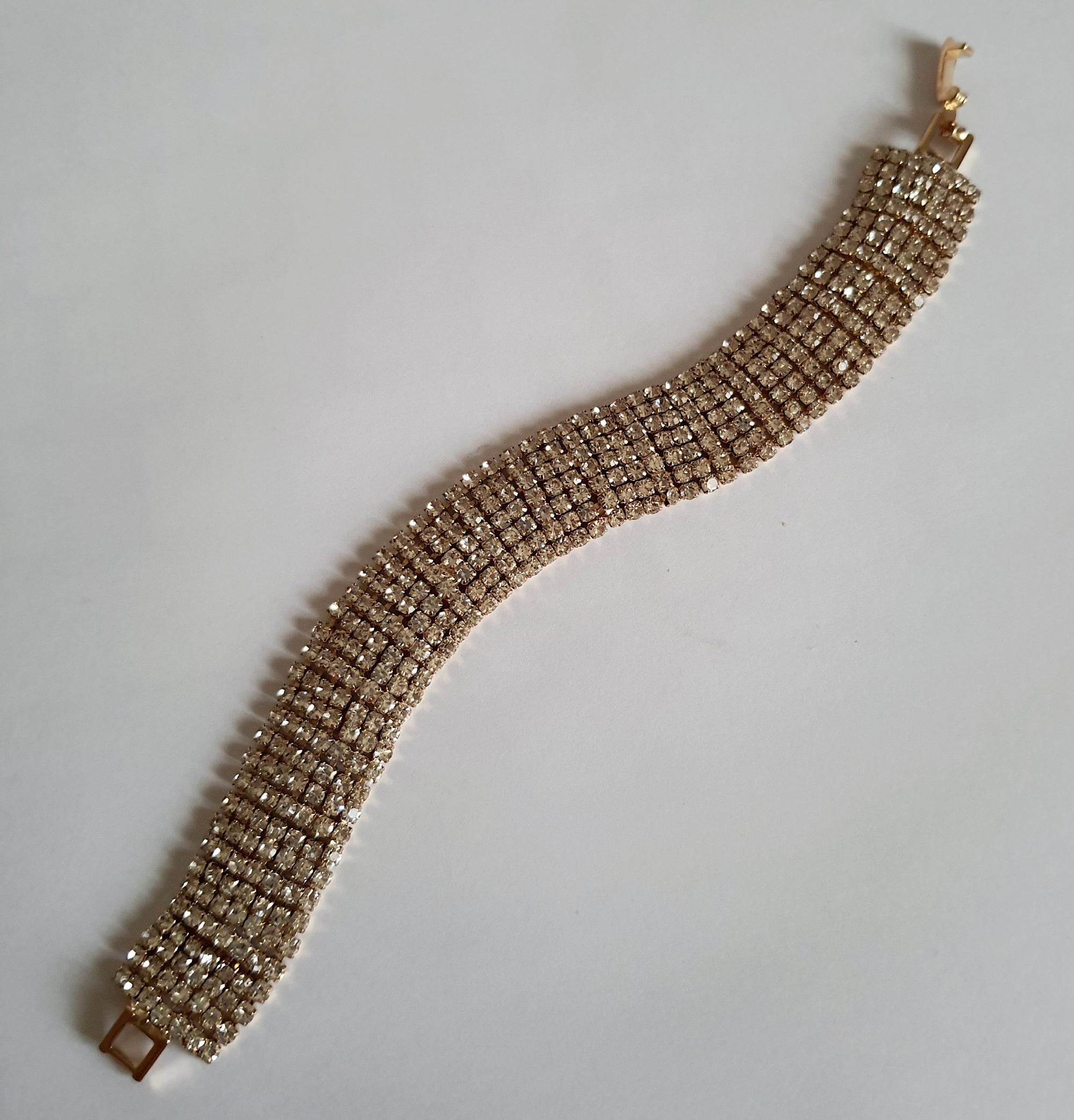Szeroka bransoletka glamour ze stali nierdzewnej, złocona, w całości wysadzana rzędami cyrkonii, długość 19 cm, RougeBizu.