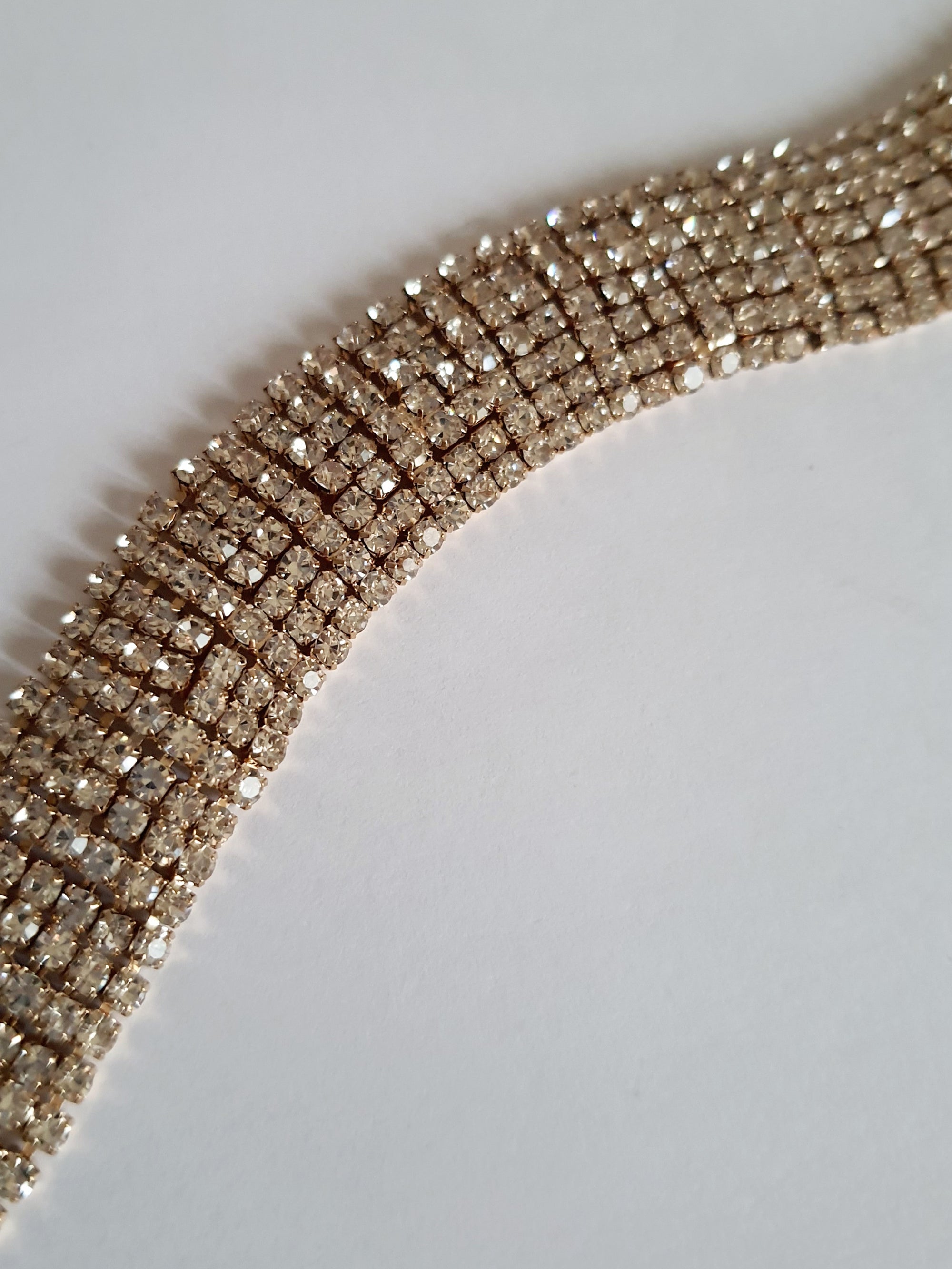 Szeroka bransoletka glamour ze stali nierdzewnej, złocona, w całości wysadzana rzędami cyrkonii, długość 19 cm, RougeBizu.