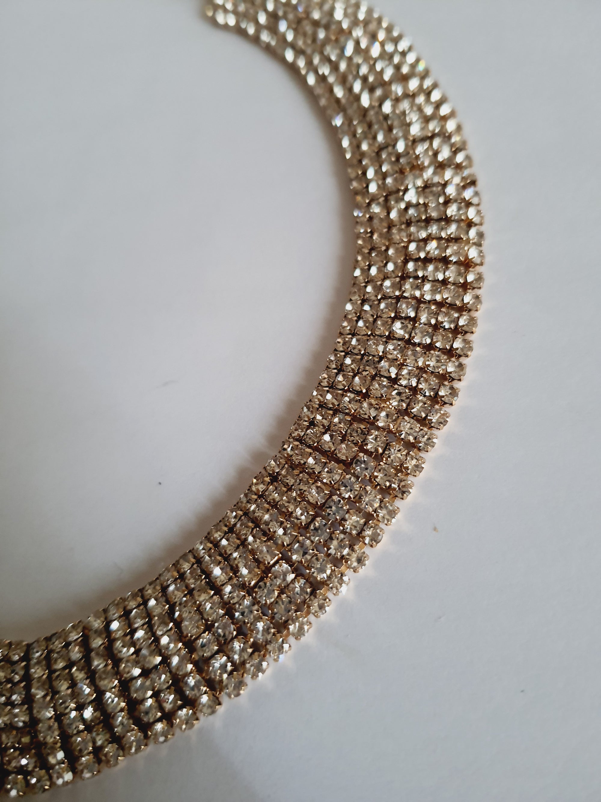 Szeroka bransoletka glamour ze stali nierdzewnej, złocona, w całości wysadzana rzędami cyrkonii, długość 19 cm, RougeBizu.