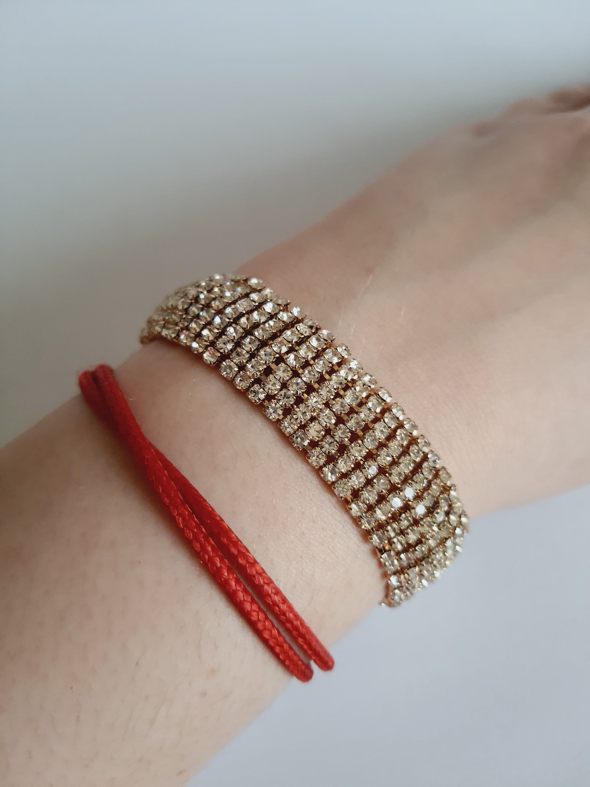 Szeroka bransoletka glamour ze stali nierdzewnej, złocona, w całości wysadzana rzędami cyrkonii, długość 19 cm, RougeBizu.