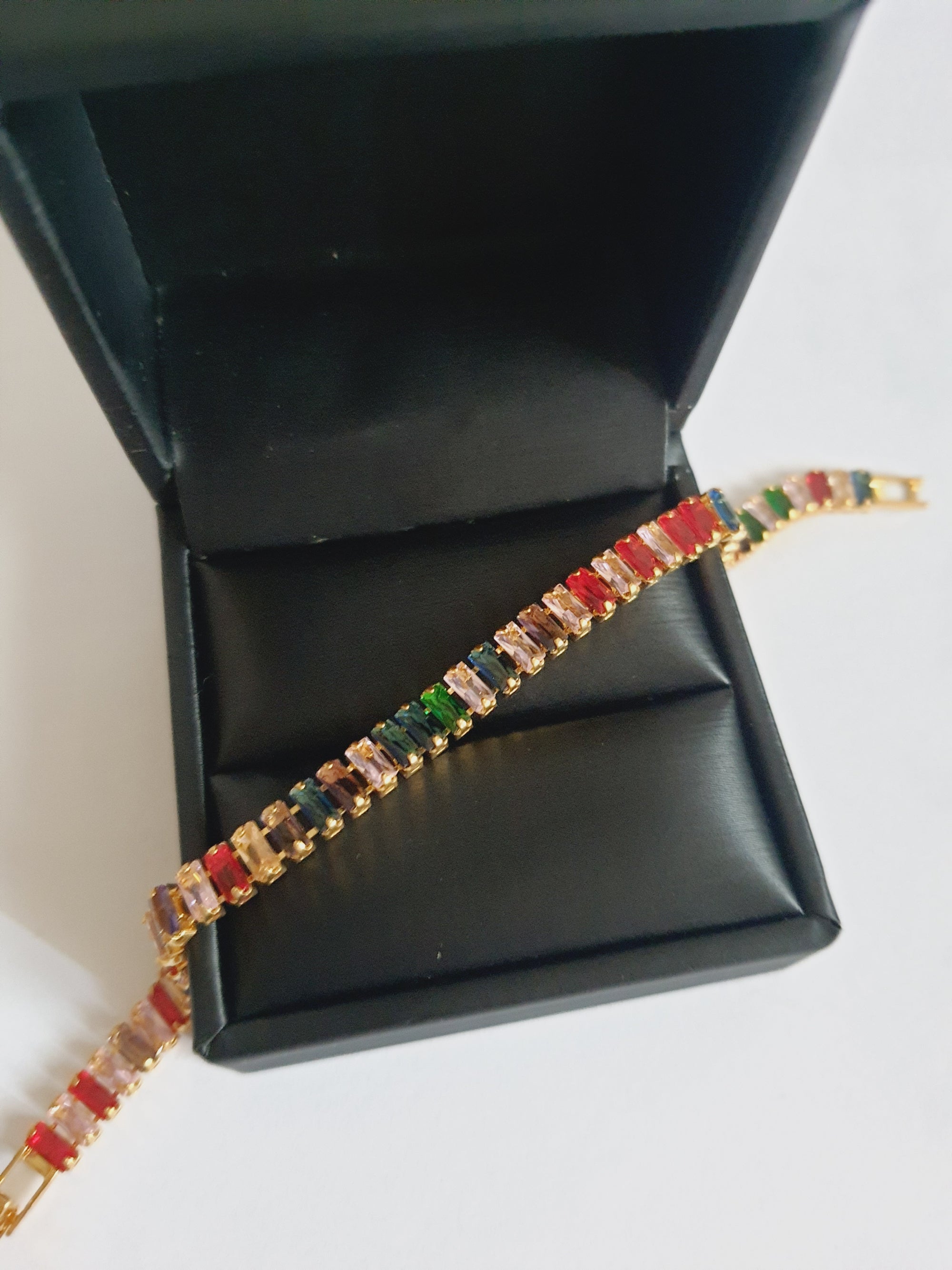 Bransoletka tęczowa glamour ze stali nierdzewnej, złocona, zdobiona wielobarwnymi prostokątnymi cyrkoniami w szlifie fasetowanym, długość 17,5 cm, RougeBizu.