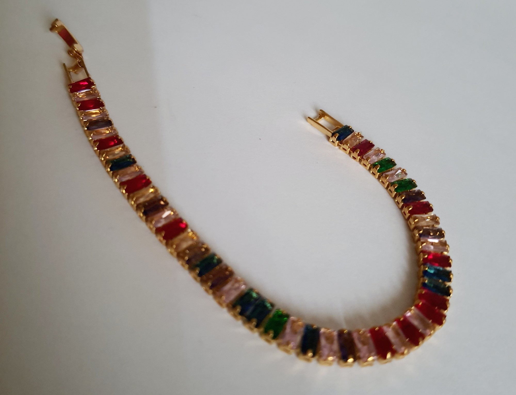 Bransoletka tęczowa glamour ze stali nierdzewnej, złocona, zdobiona wielobarwnymi prostokątnymi cyrkoniami w szlifie fasetowanym, długość 17,5 cm, RougeBizu.