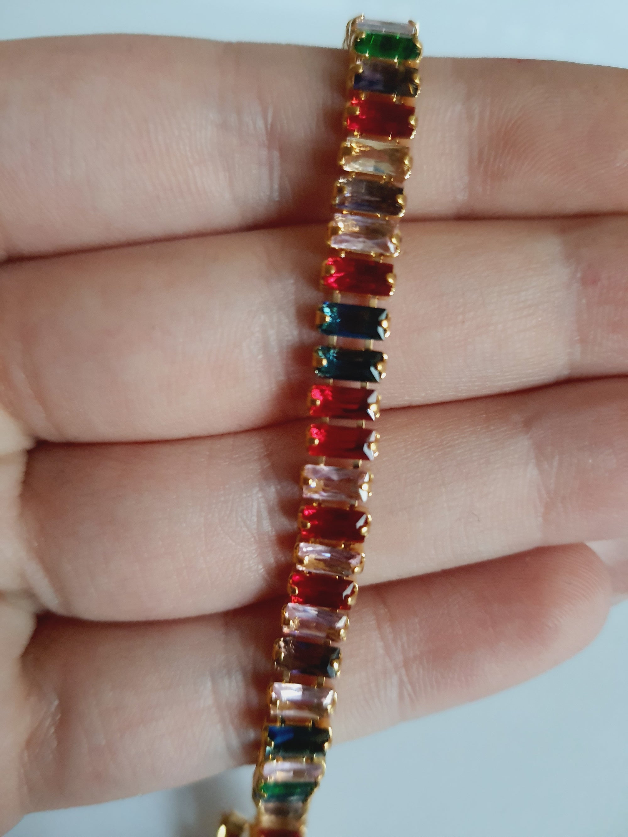Bransoletka tęczowa glamour ze stali nierdzewnej, złocona, zdobiona wielobarwnymi prostokątnymi cyrkoniami w szlifie fasetowanym, długość 17,5 cm, RougeBizu.