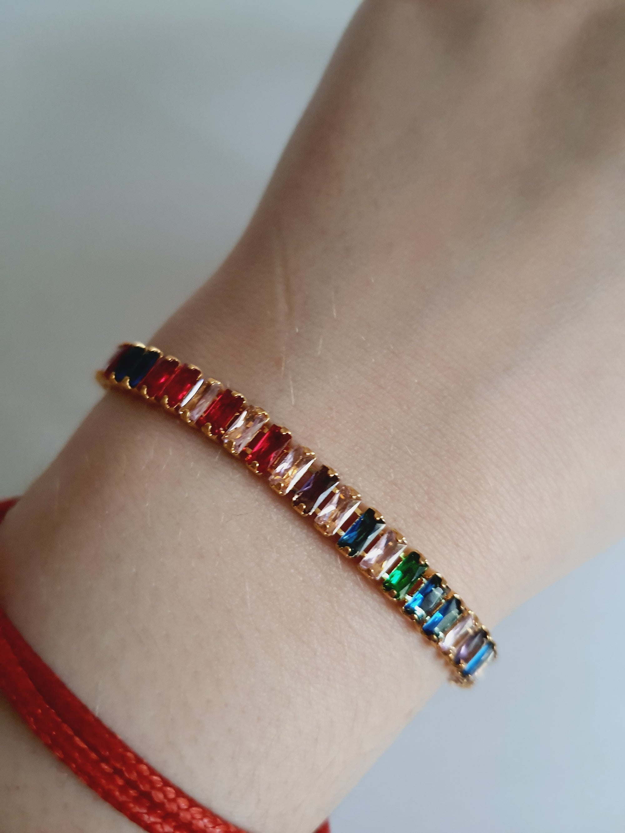 Bransoletka tęczowa glamour ze stali nierdzewnej, złocona, zdobiona wielobarwnymi prostokątnymi cyrkoniami w szlifie fasetowanym, długość 17,5 cm, RougeBizu.
