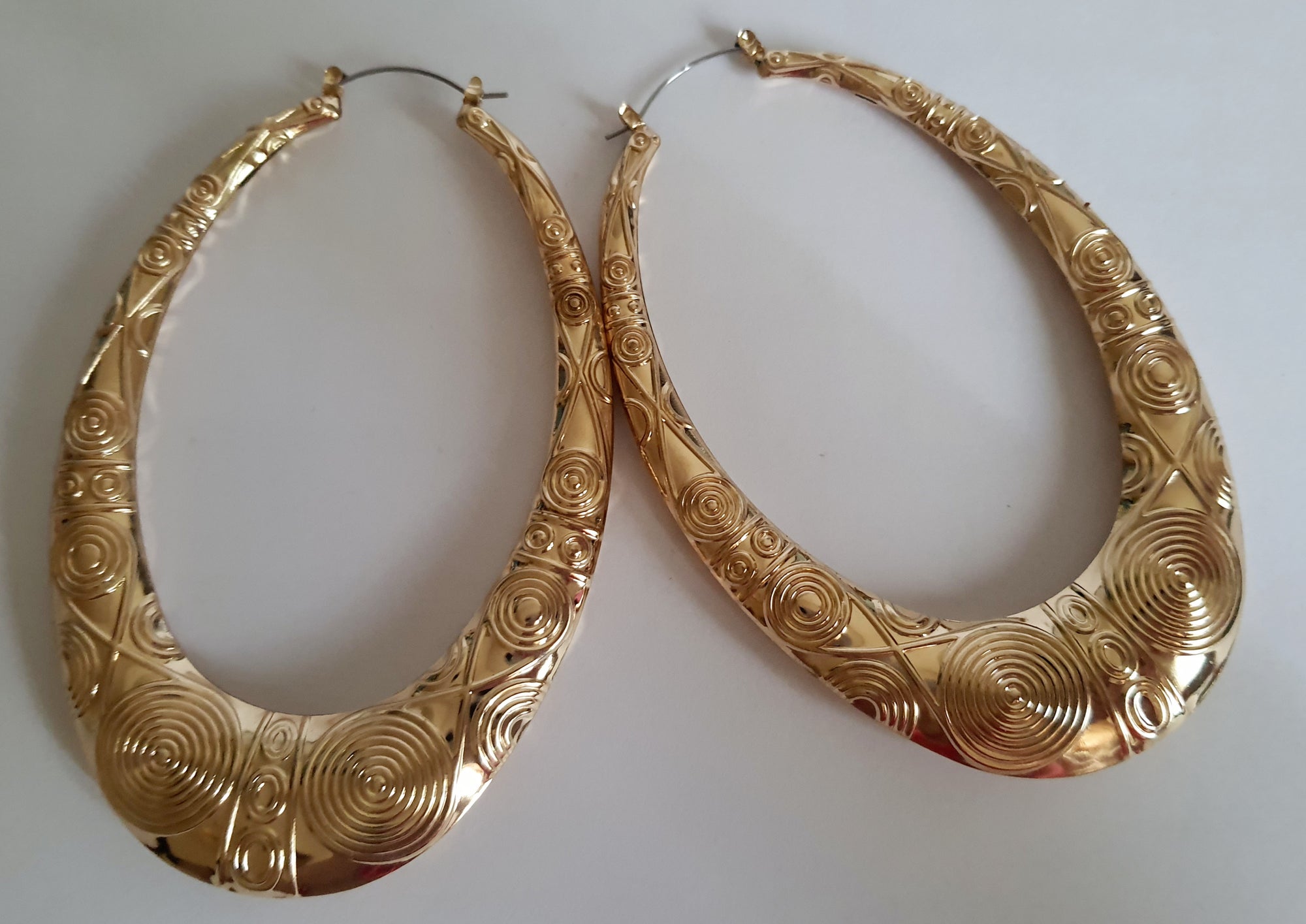 Kolczyki XXL ze stali nierdzewnej, złocone, o długości 11 cm, zdobione tłoczeniem w geometryczne spirale, RougeBizu.
