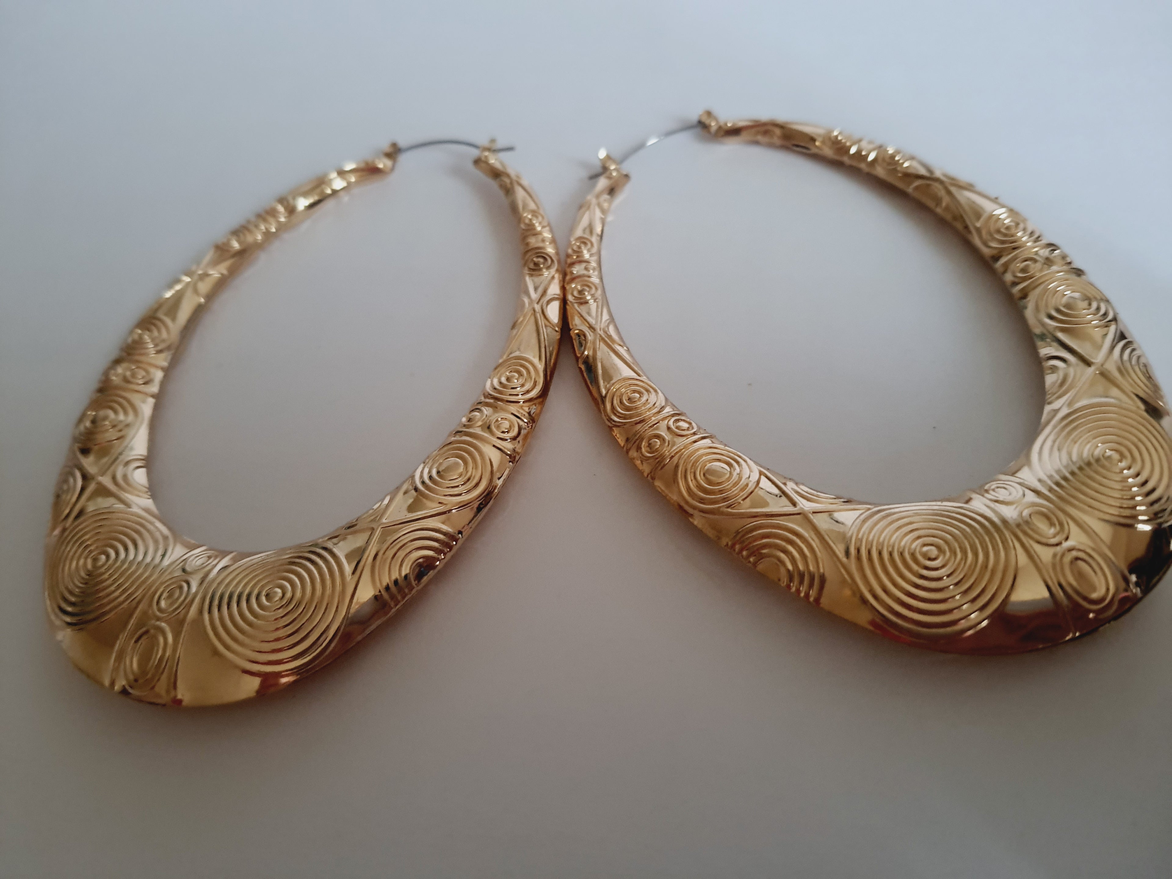 Kolczyki XXL ze stali nierdzewnej, złocone, o długości 11 cm, zdobione tłoczeniem w geometryczne spirale, RougeBizu.