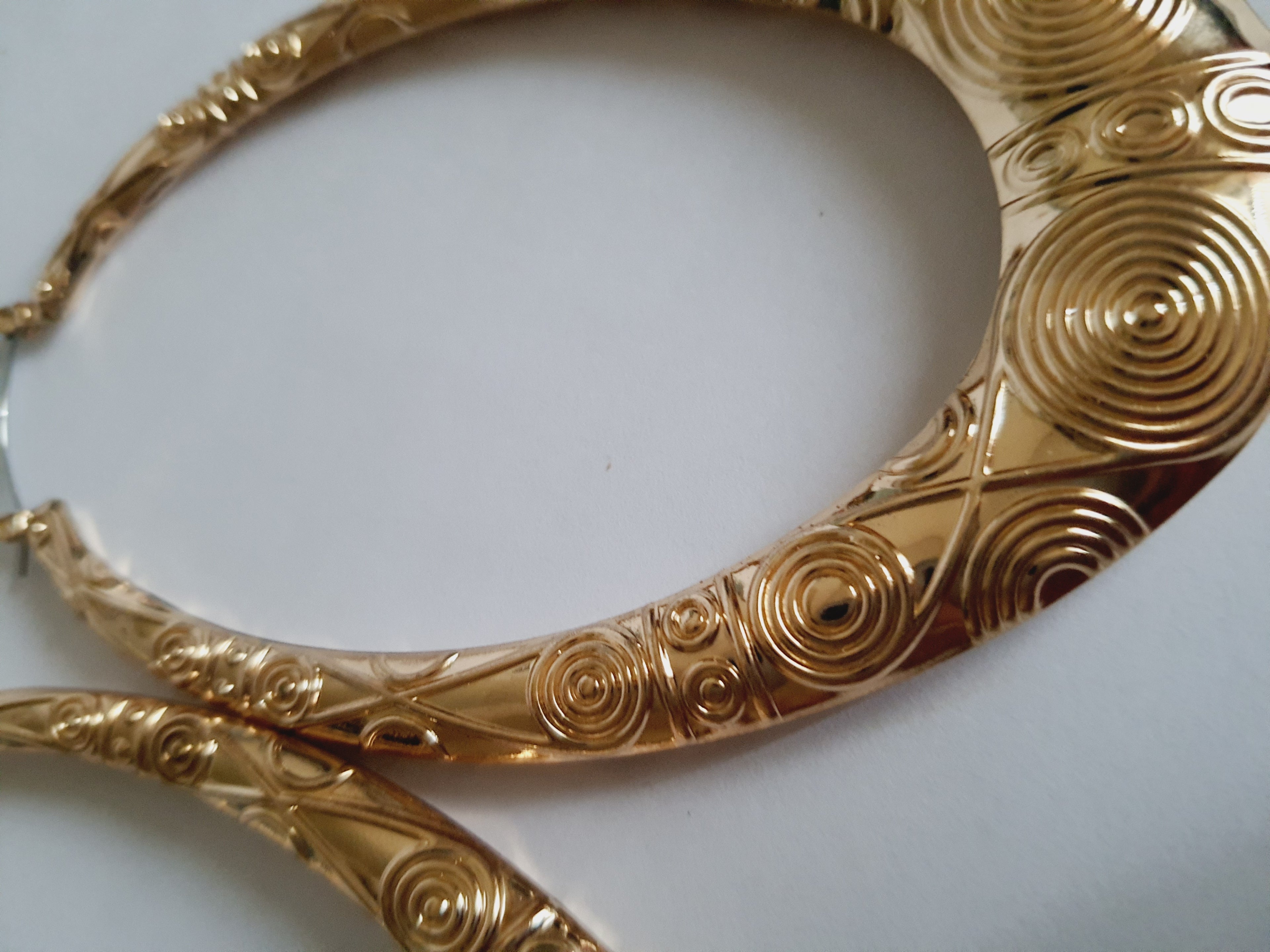 Kolczyki XXL ze stali nierdzewnej, złocone, o długości 11 cm, zdobione tłoczeniem w geometryczne spirale, RougeBizu.