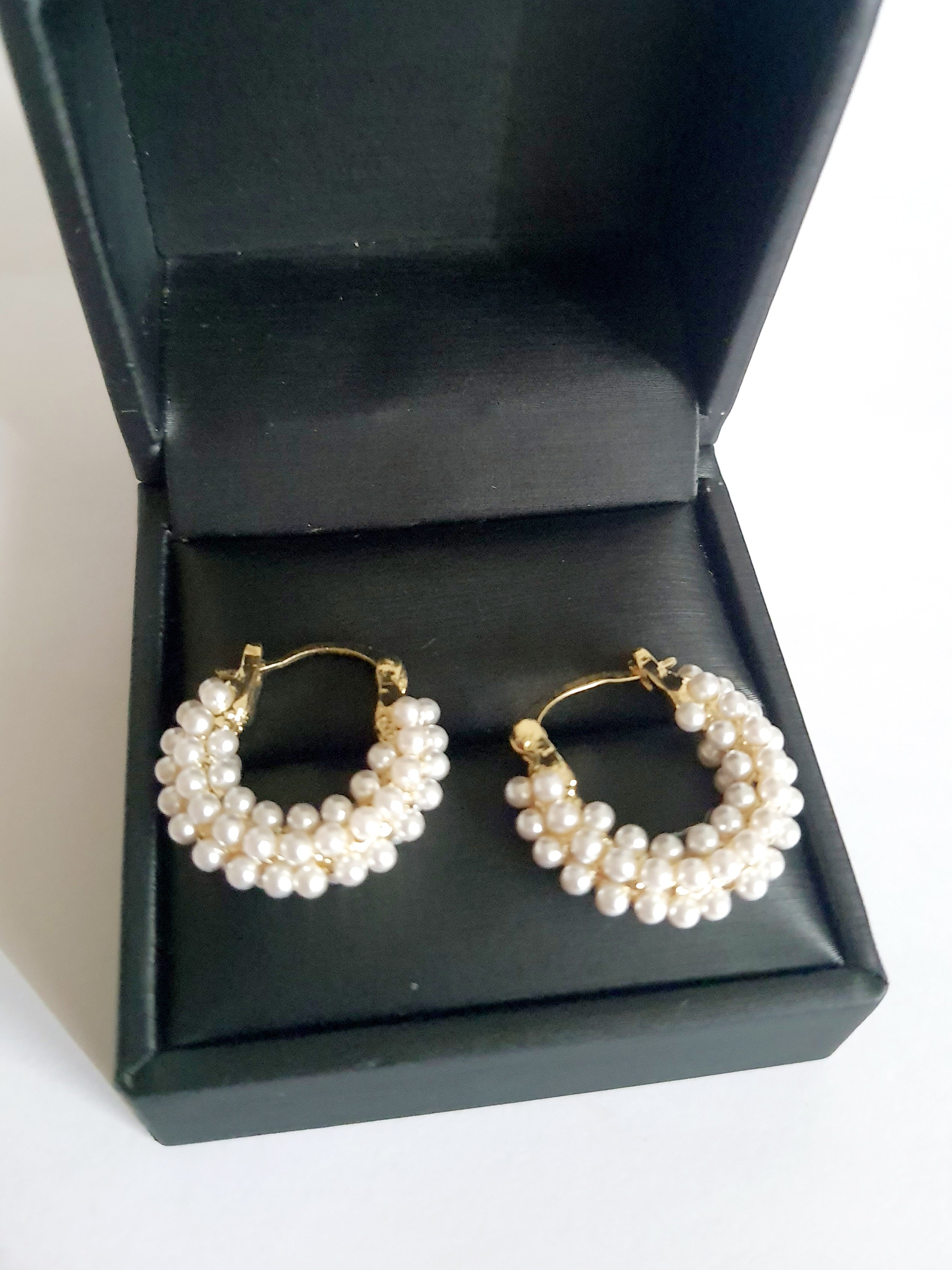 Kolczyki koła ze stali nierdzewnej, złocone, ozdobione rzędem białych perełek, średnica 2,4 cm, RougeBizu.