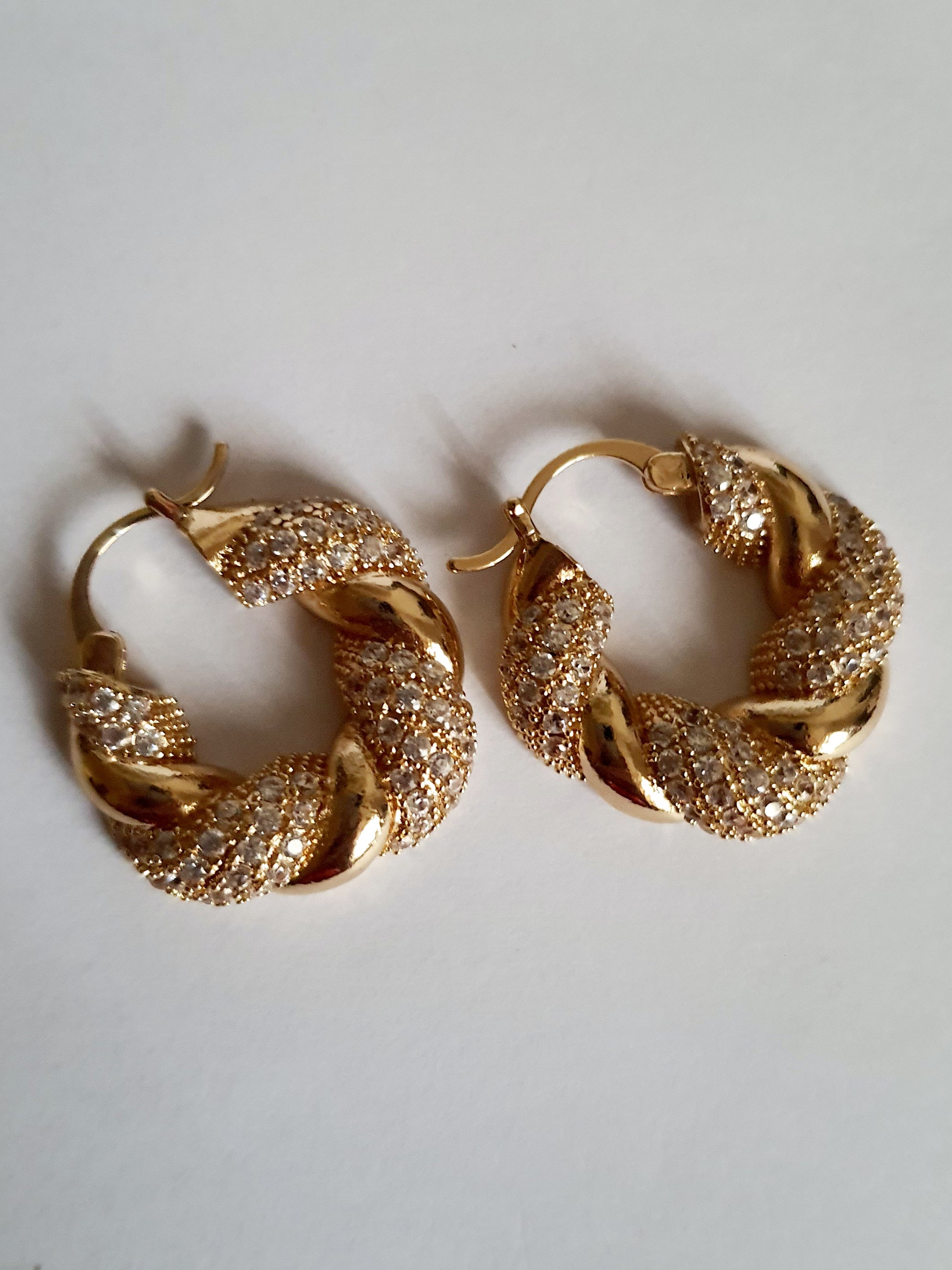 Złocone kolczyki koła ze stali nierdzewnej o skręconym splocie wysadzanym cyrkoniami. Średnica 2,5 cm. Elegancka i ponadczasowa biżuteria w stylu glamour | RougeBizu