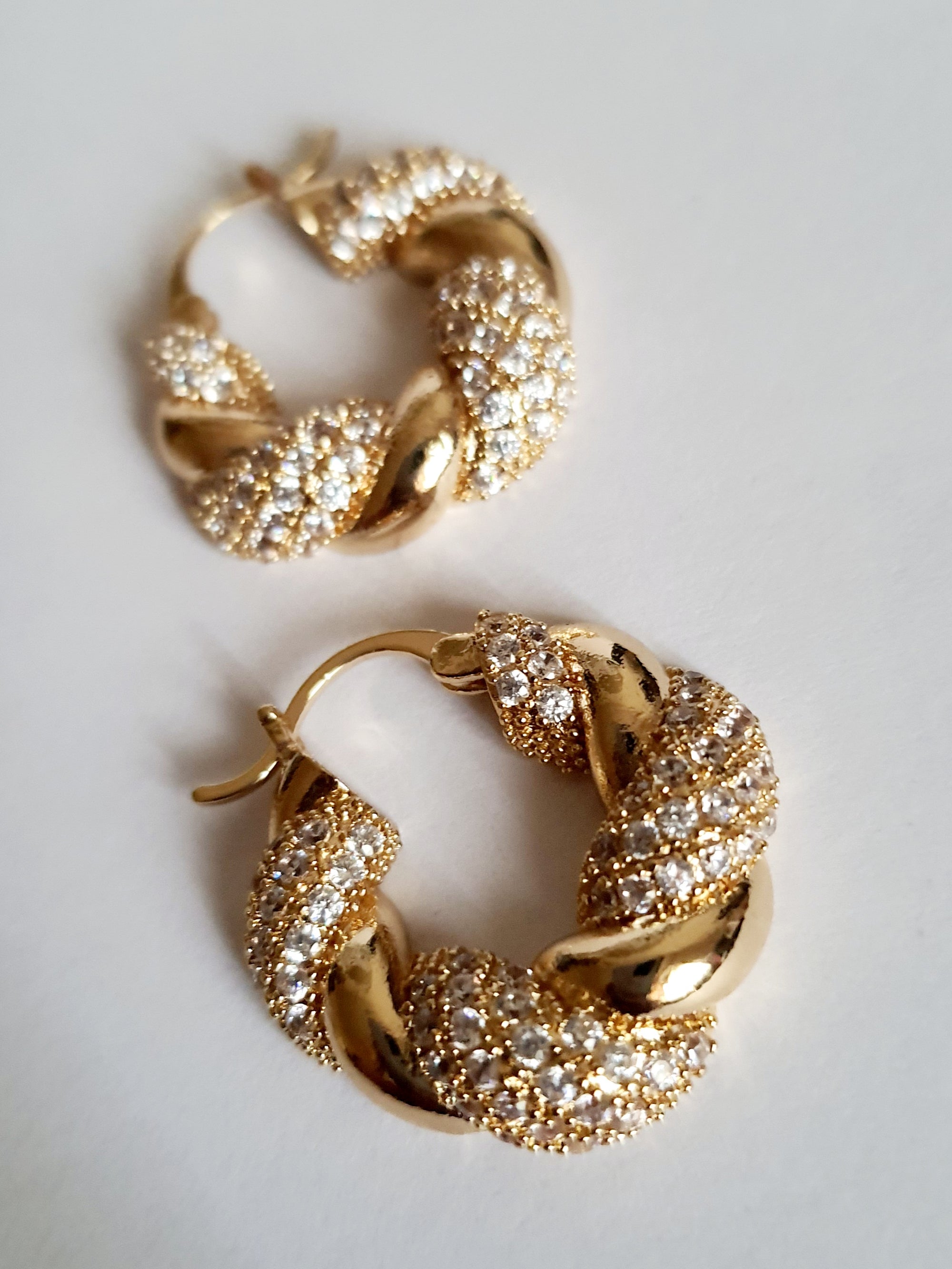 Złocone kolczyki koła ze stali nierdzewnej o skręconym splocie wysadzanym cyrkoniami. Średnica 2,5 cm. Elegancka i ponadczasowa biżuteria w stylu glamour | RougeBizu