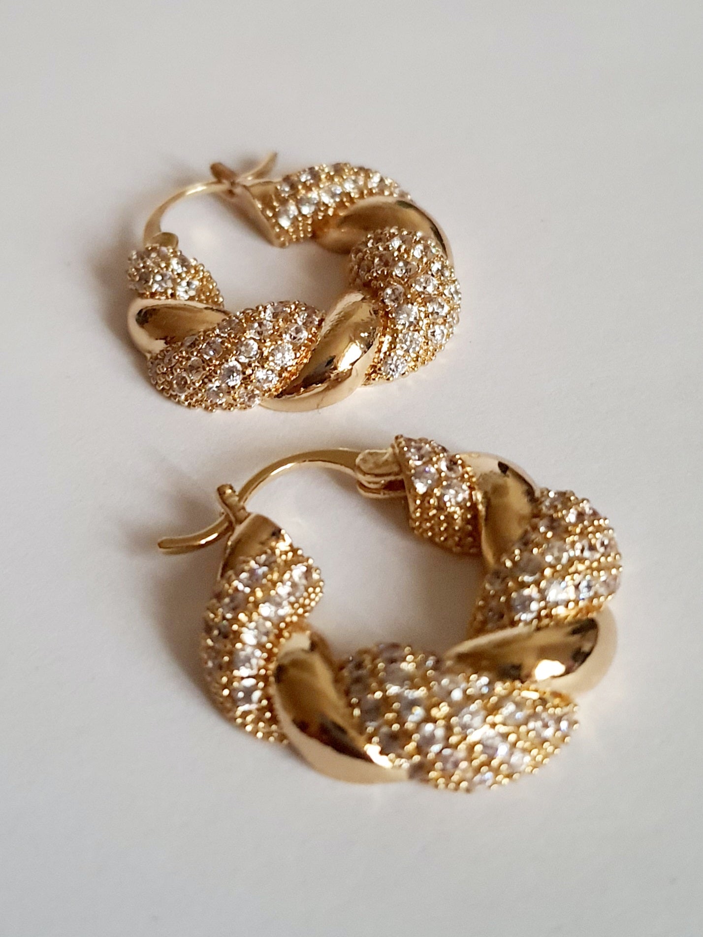 Złocone kolczyki koła ze stali nierdzewnej o skręconym splocie wysadzanym cyrkoniami. Średnica 2,5 cm. Elegancka i ponadczasowa biżuteria w stylu glamour | RougeBizu