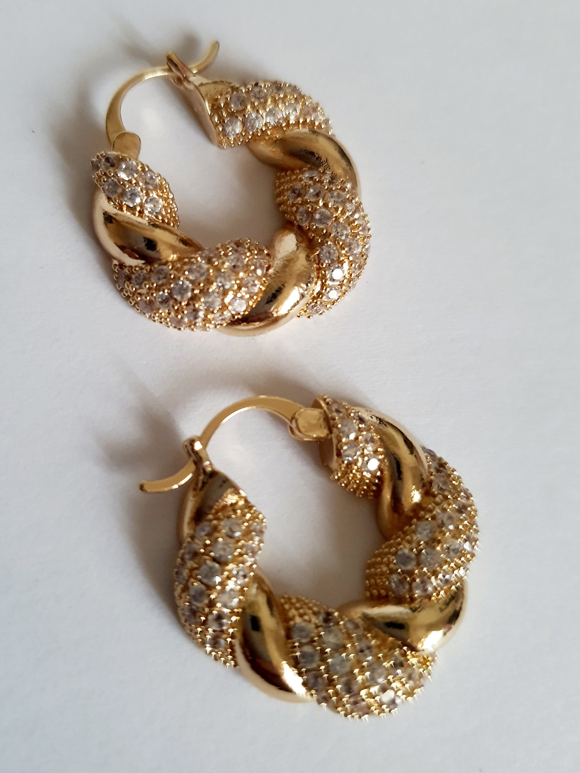Złocone kolczyki koła ze stali nierdzewnej o skręconym splocie wysadzanym cyrkoniami. Średnica 2,5 cm. Elegancka i ponadczasowa biżuteria w stylu glamour | RougeBizu