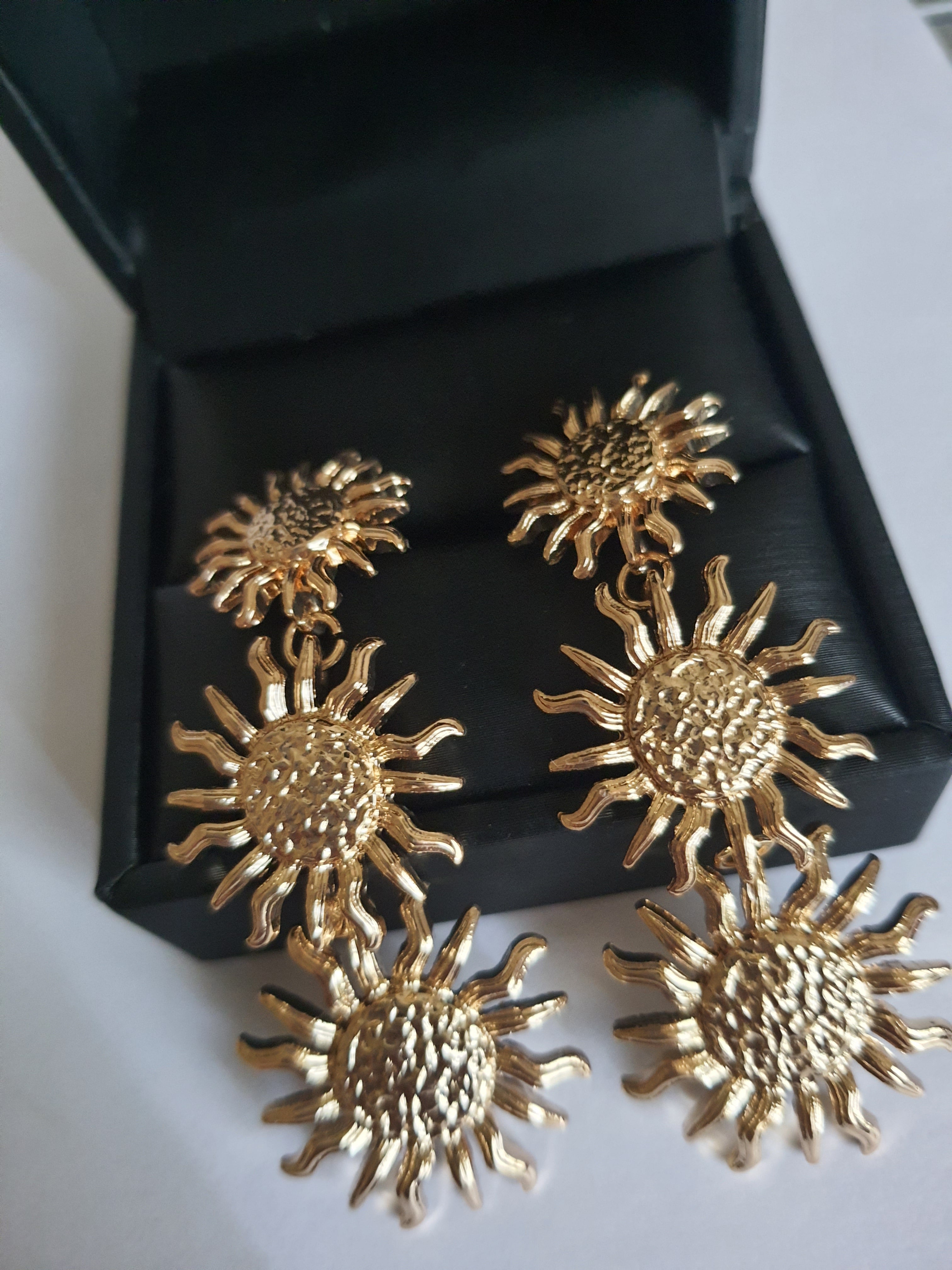 Kolczyki złocone ze stali nierdzewnej, w kształcie dużych słońc z promieniami 3D, długość 6 cm, RougeBizu.