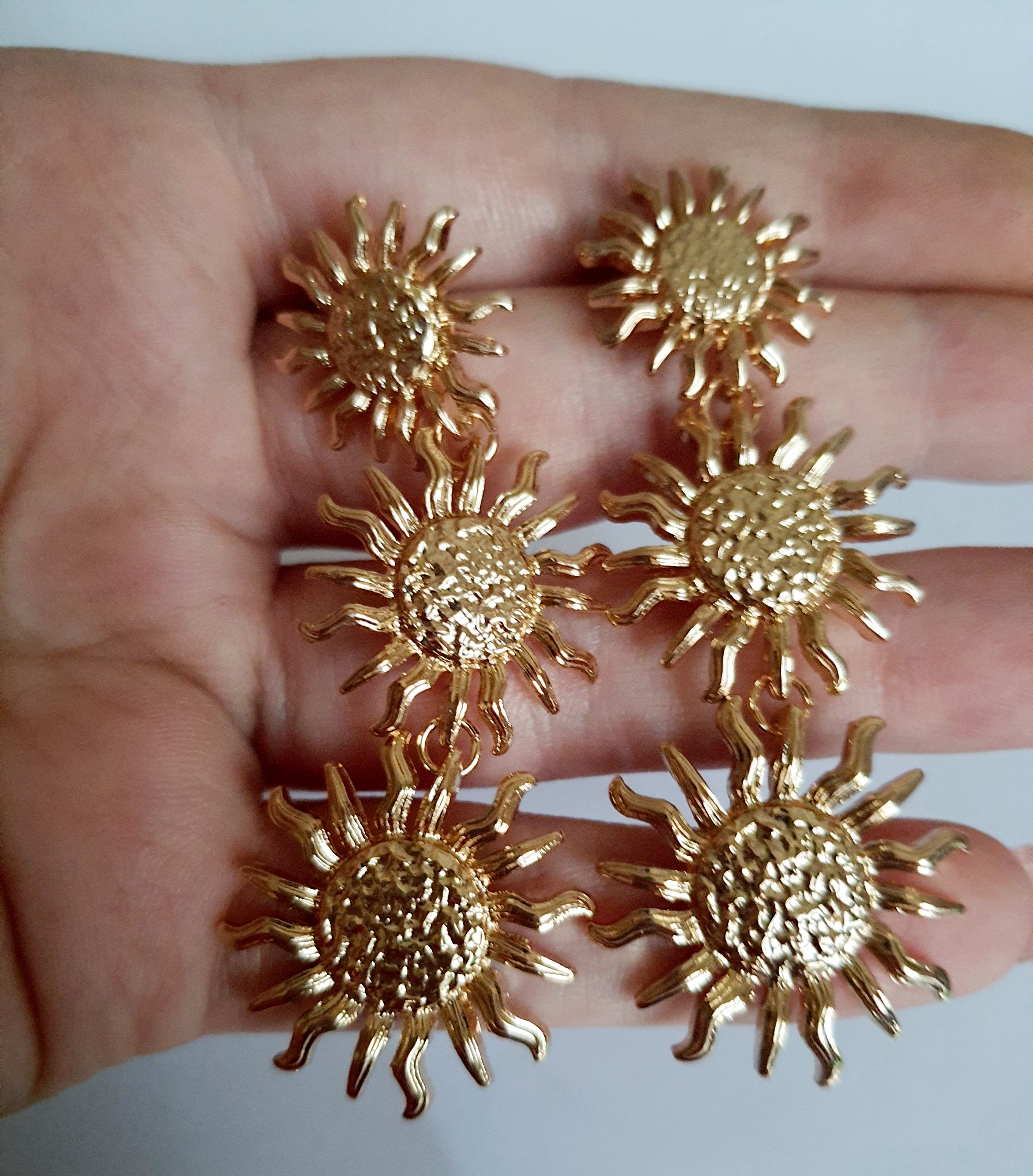 Kolczyki złocone ze stali nierdzewnej, w kształcie dużych słońc z promieniami 3D, długość 6 cm, RougeBizu.