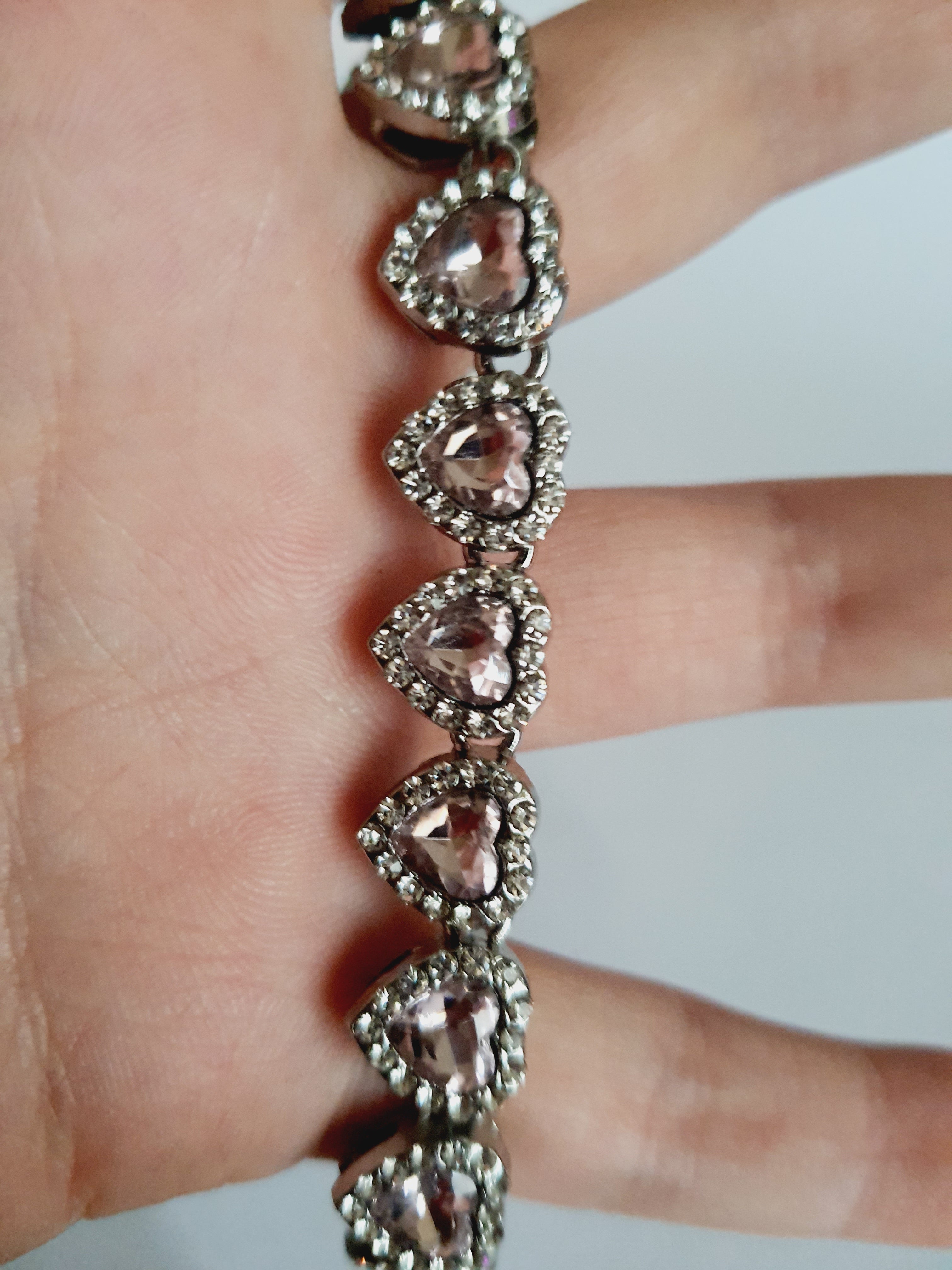 Bransoletka ze stali nierdzewnej, długość 20 cm, zdobiona różowymi kryształami w kształcie serca i cyrkoniami, RougeBizu.