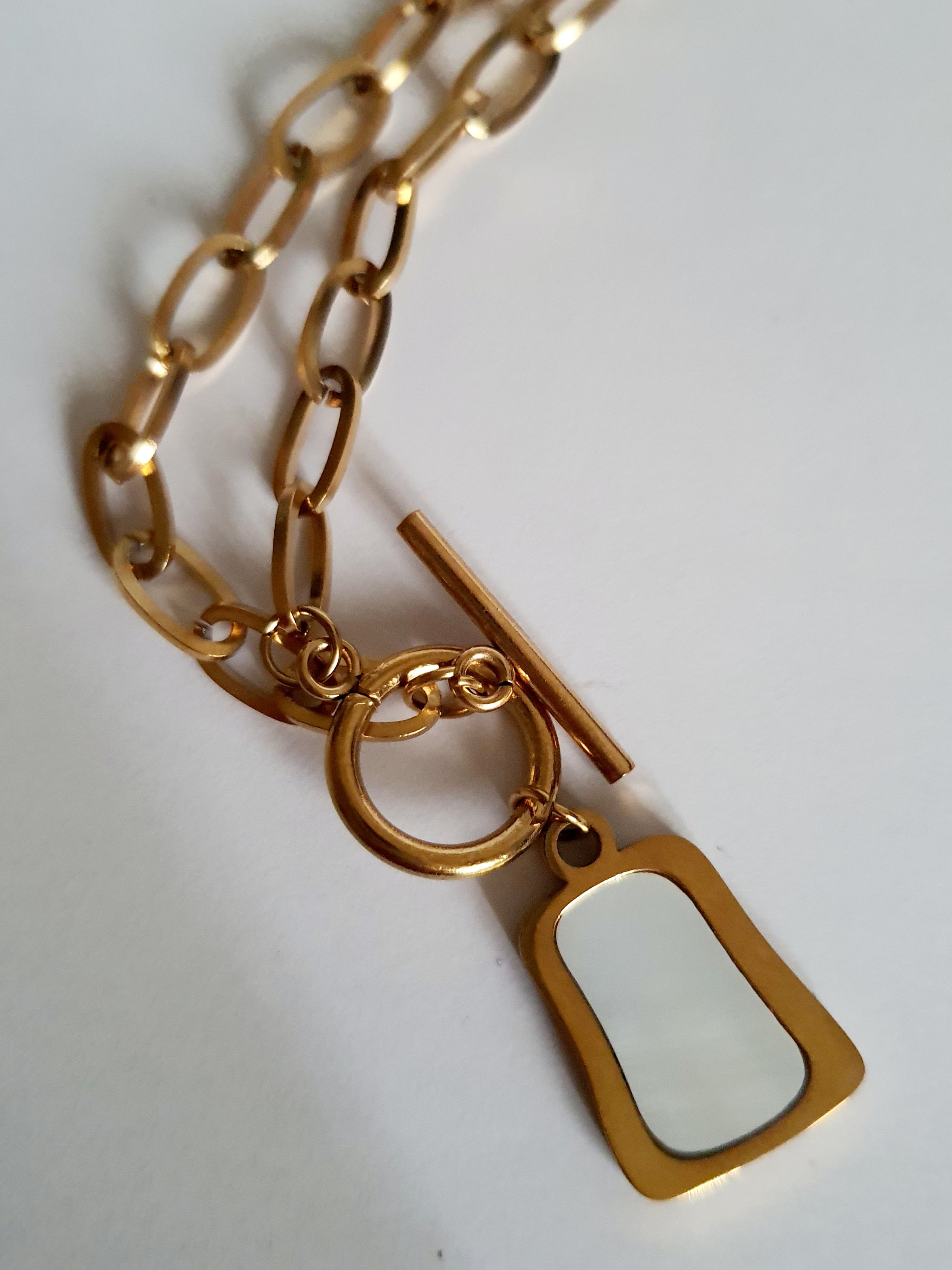 Naszyjnik złocony ze stali nierdzewnej, długość regulowana 40–45 cm, zawieszka geometryczna z masą perłową, RougeBizu.