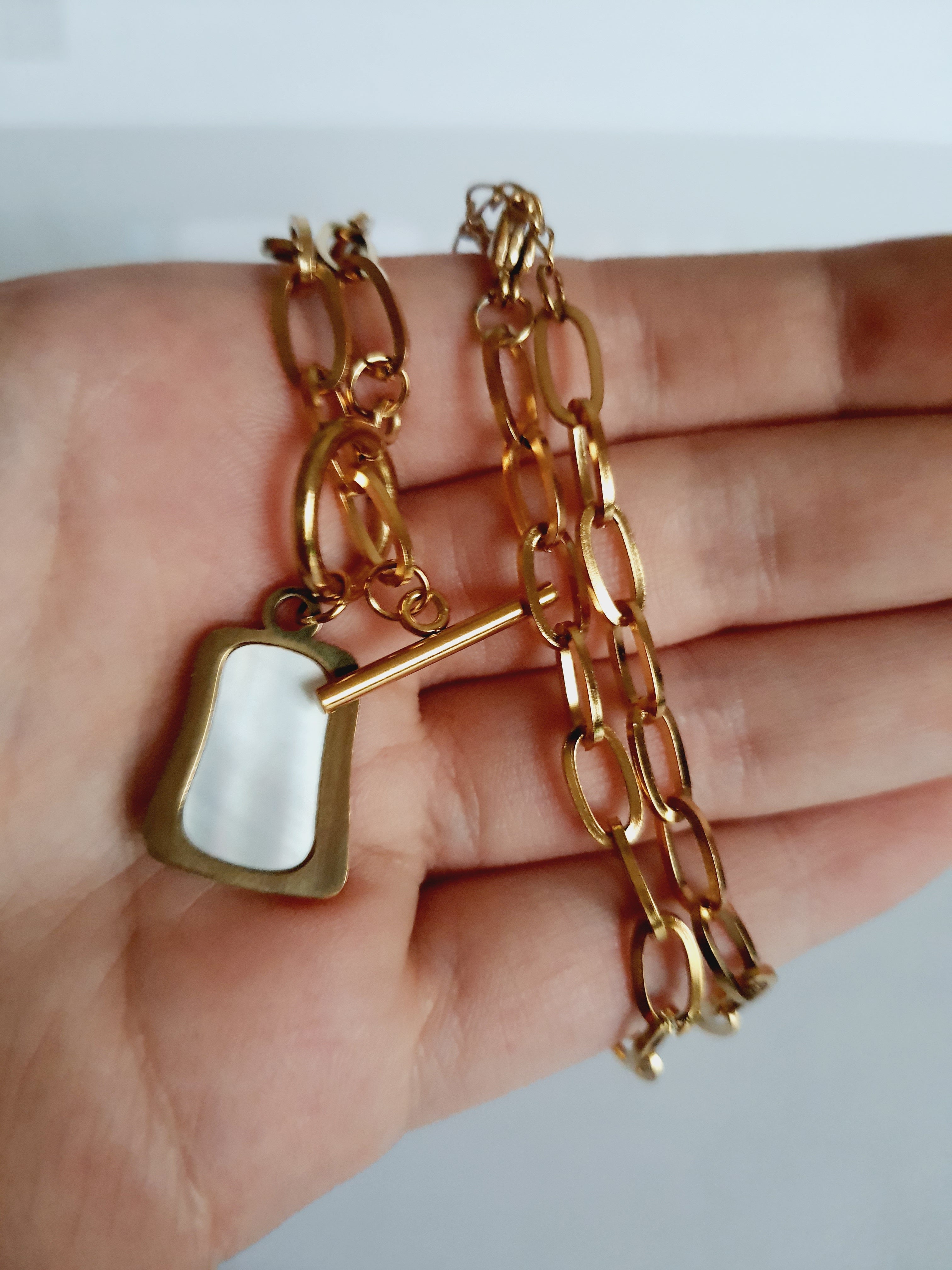 Naszyjnik złocony ze stali nierdzewnej, długość regulowana 40–45 cm, zawieszka geometryczna z masą perłową, RougeBizu.