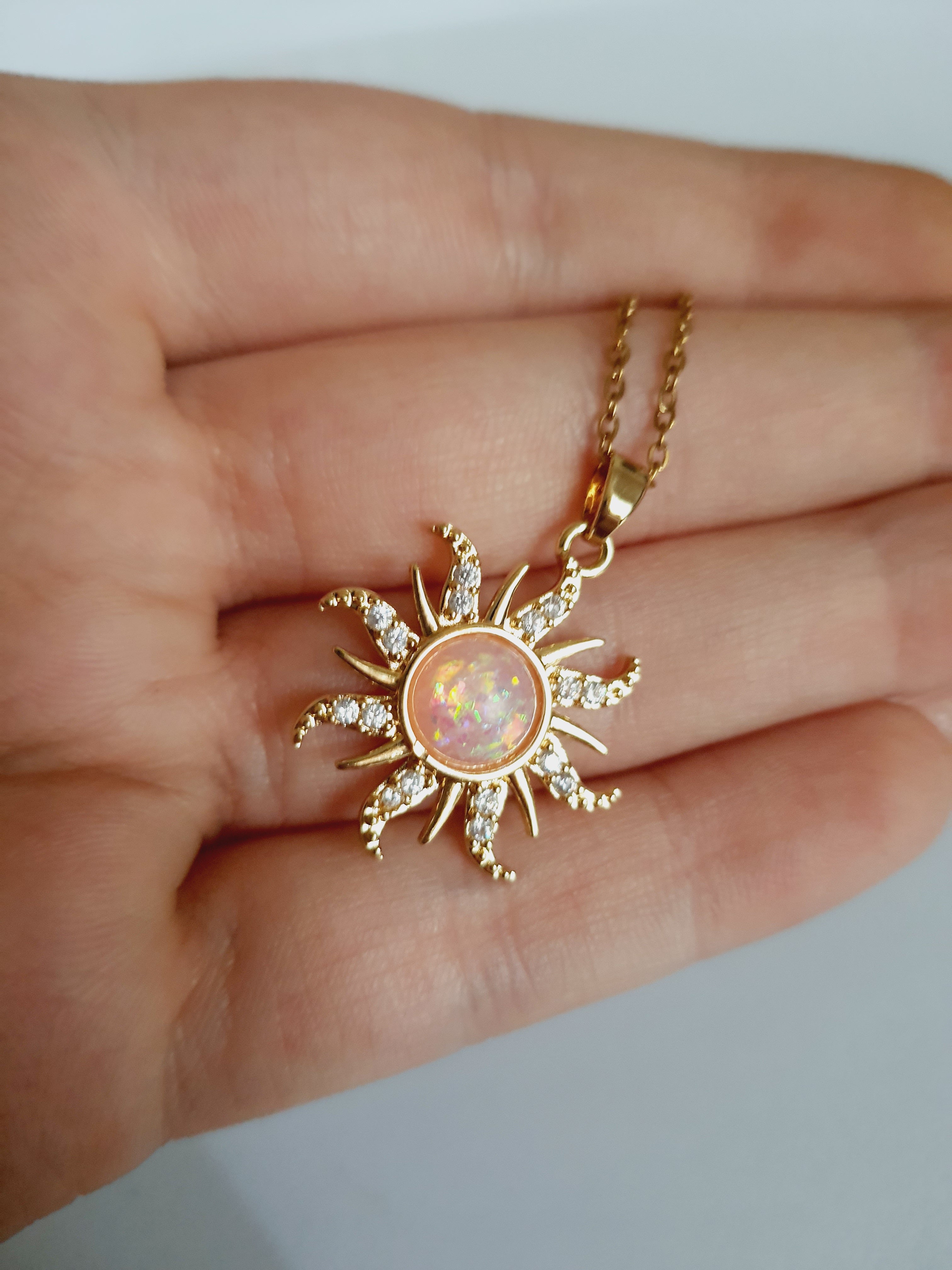 Naszyjnik złocony ze stali nierdzewnej, długość 42–47 cm, zawieszka w kształcie słońca z opalizującym kamieniem i cyrkoniami, RougeBizu.