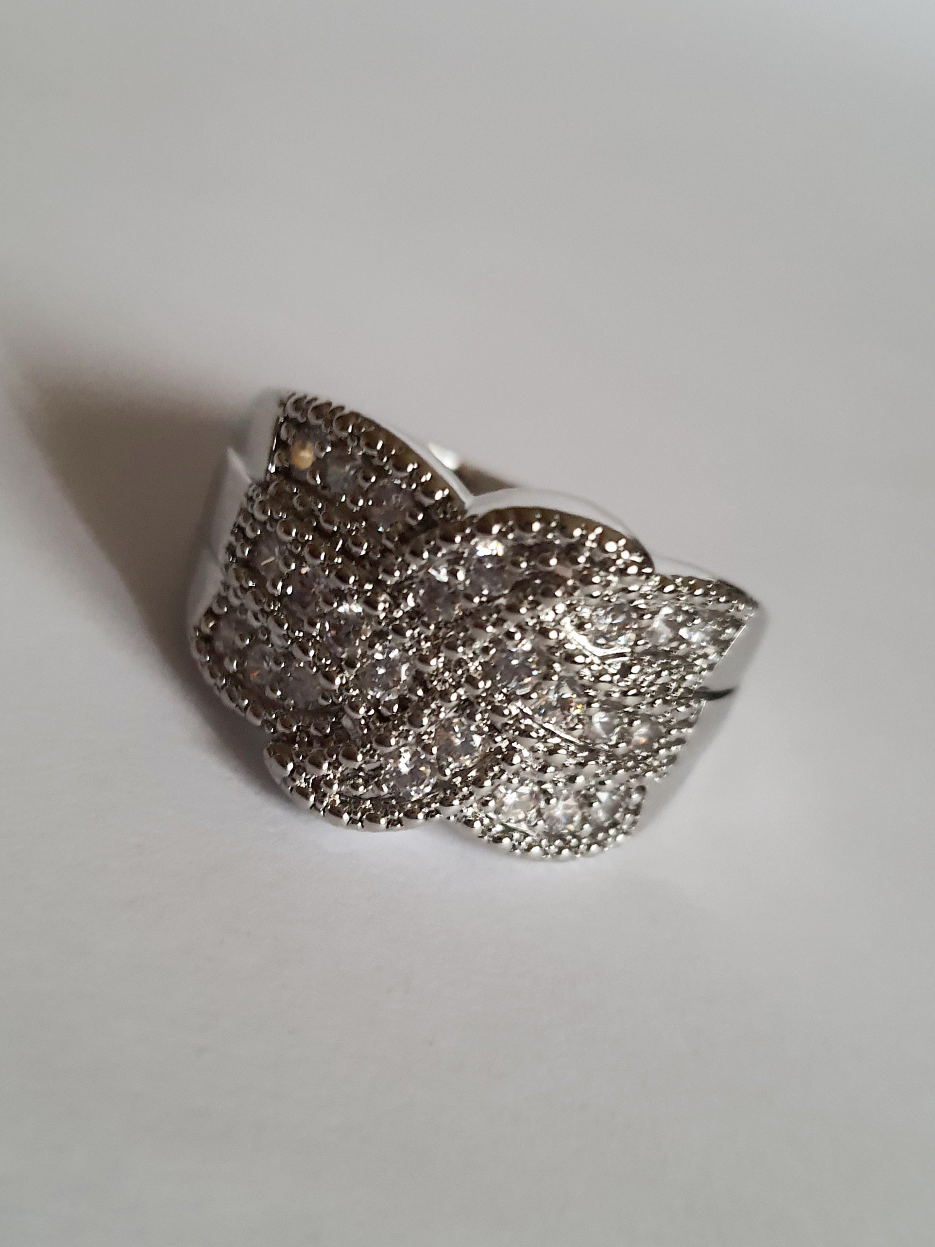 Pierścionek srebrny glamour ze stali nierdzewnej, zdobiony drobnymi transparentnymi kryształami w stylu pavé, rozmiar 20 mm, Rouge Bizu.