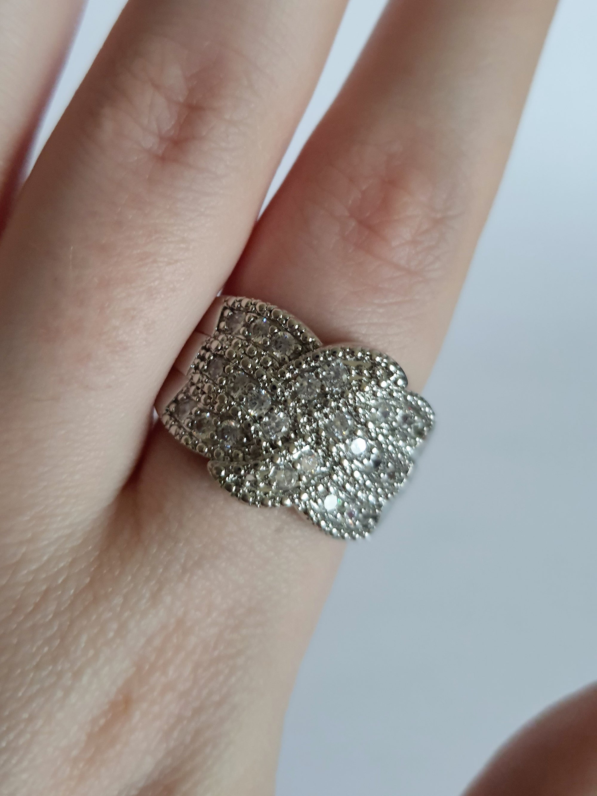 Pierścionek srebrny glamour ze stali nierdzewnej, zdobiony drobnymi transparentnymi kryształami w stylu pavé, rozmiar 20 mm, Rouge Bizu.