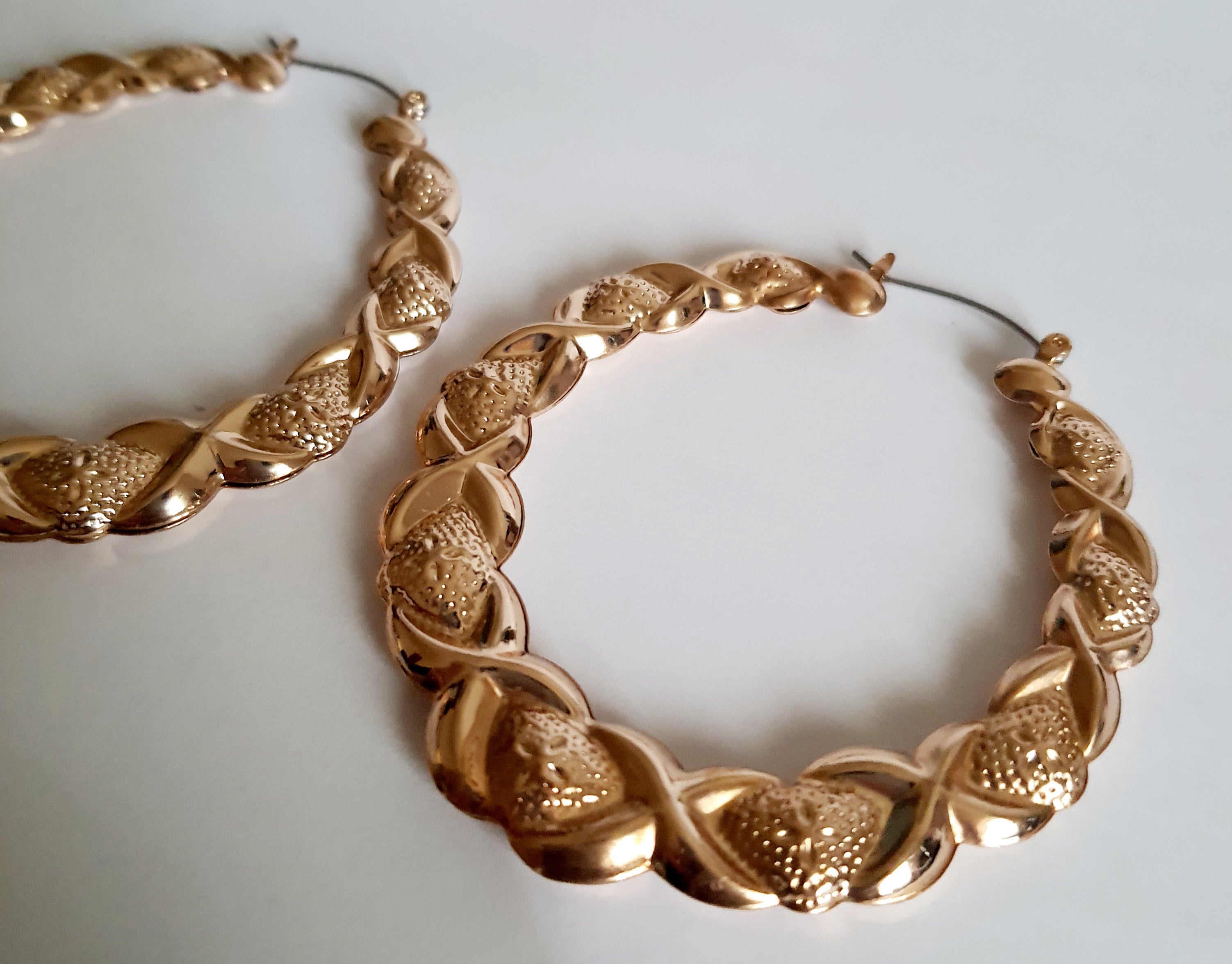 Złote koła plecione – duże kolczyki w stylu glamour