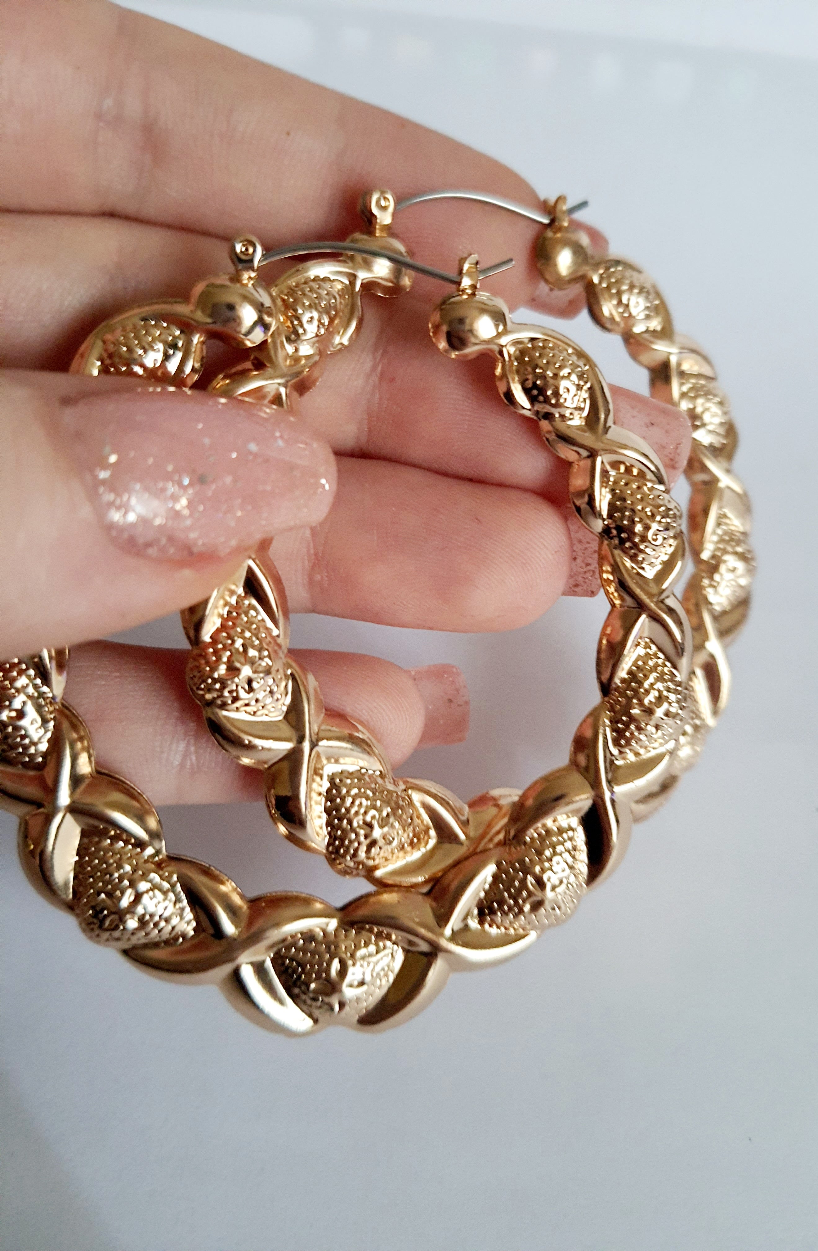 Złote koła plecione – duże kolczyki w stylu glamour