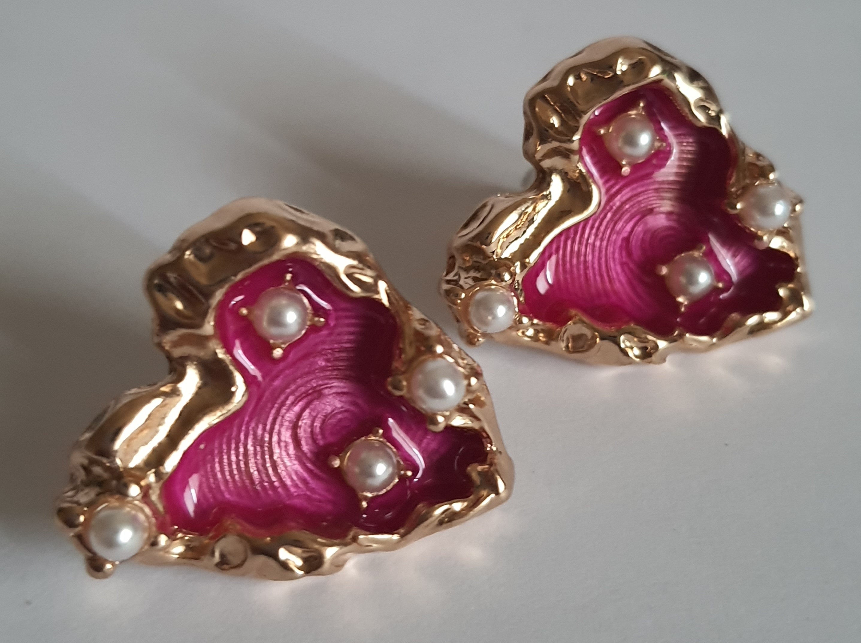 Kolczyki serca ze stali nierdzewnej w kolorze złotym, wypełnione fuksją i ozdobione drobnymi perłami, długość 2 cm, Rouge Bizu.