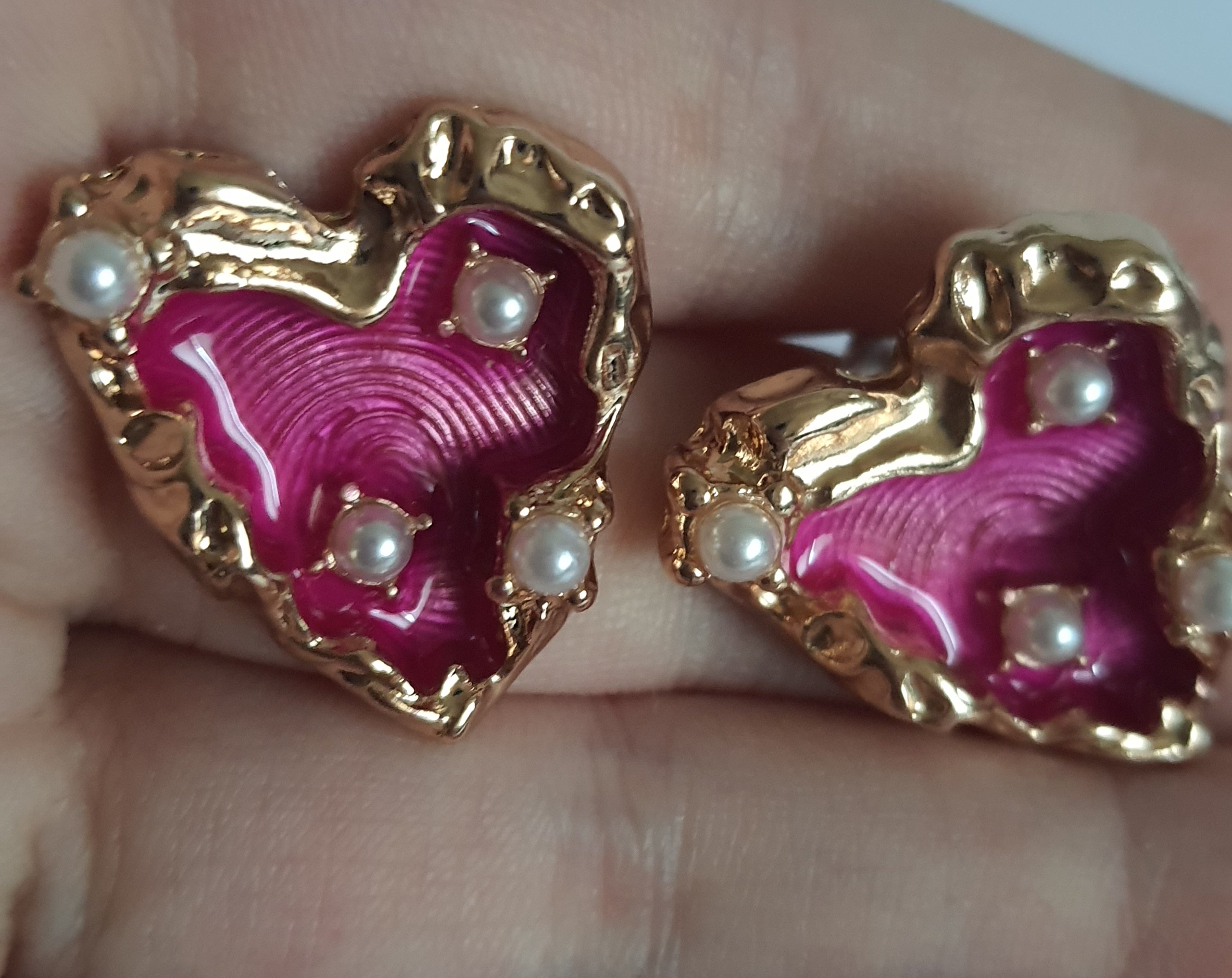 Kolczyki serca ze stali nierdzewnej w kolorze złotym, wypełnione fuksją i ozdobione drobnymi perłami, długość 2 cm, Rouge Bizu.