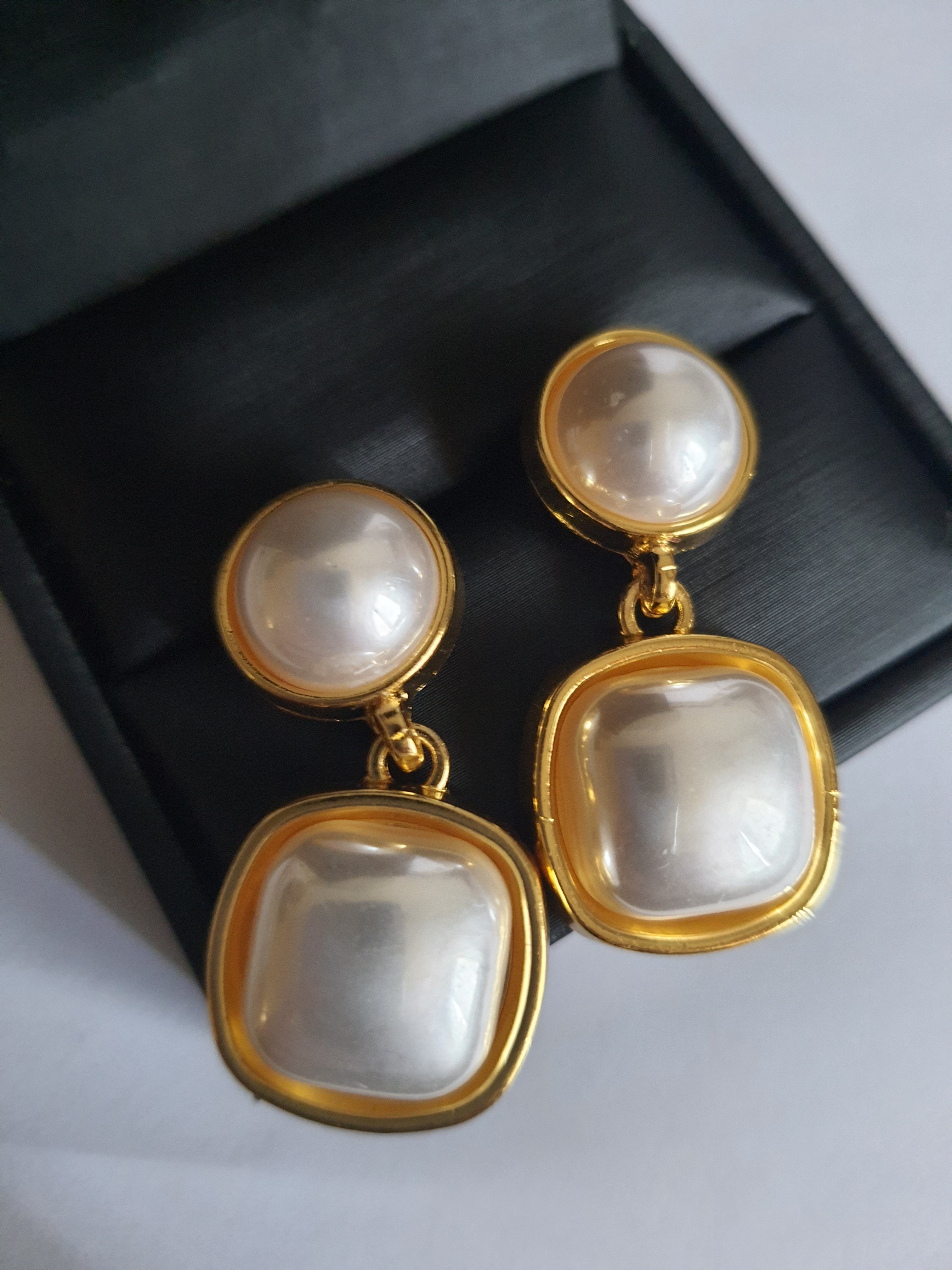 Kolczyki ze stali nierdzewnej w kolorze złotym, z perłowymi elementami w kształcie koła i kwadratu, długość 3,5 cm, Rouge Bizu.