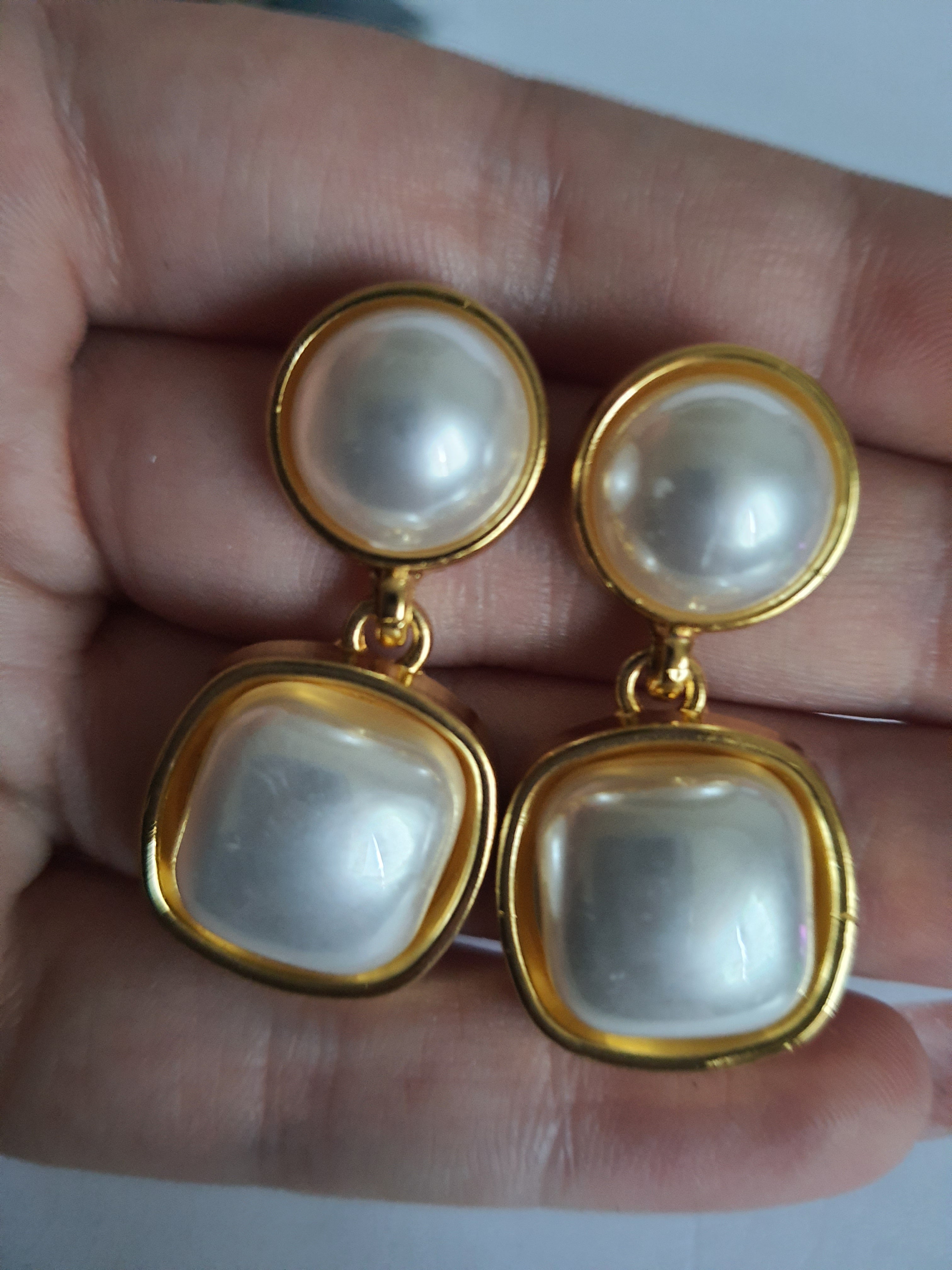 Kolczyki ze stali nierdzewnej w kolorze złotym, z perłowymi elementami w kształcie koła i kwadratu, długość 3,5 cm, Rouge Bizu.